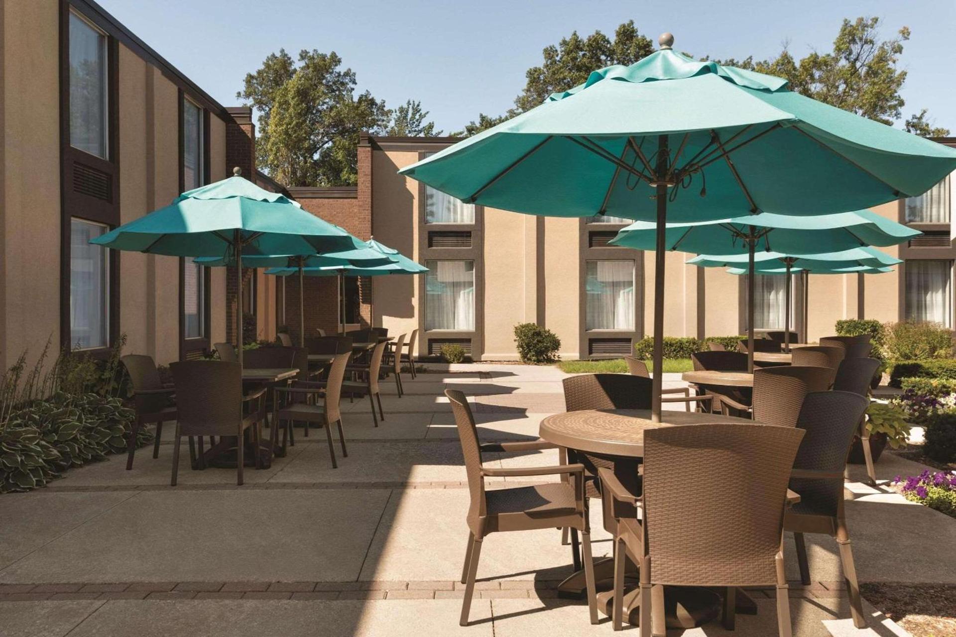 Country Inn & Suites by Radisson, Traverse City, MI photo 16