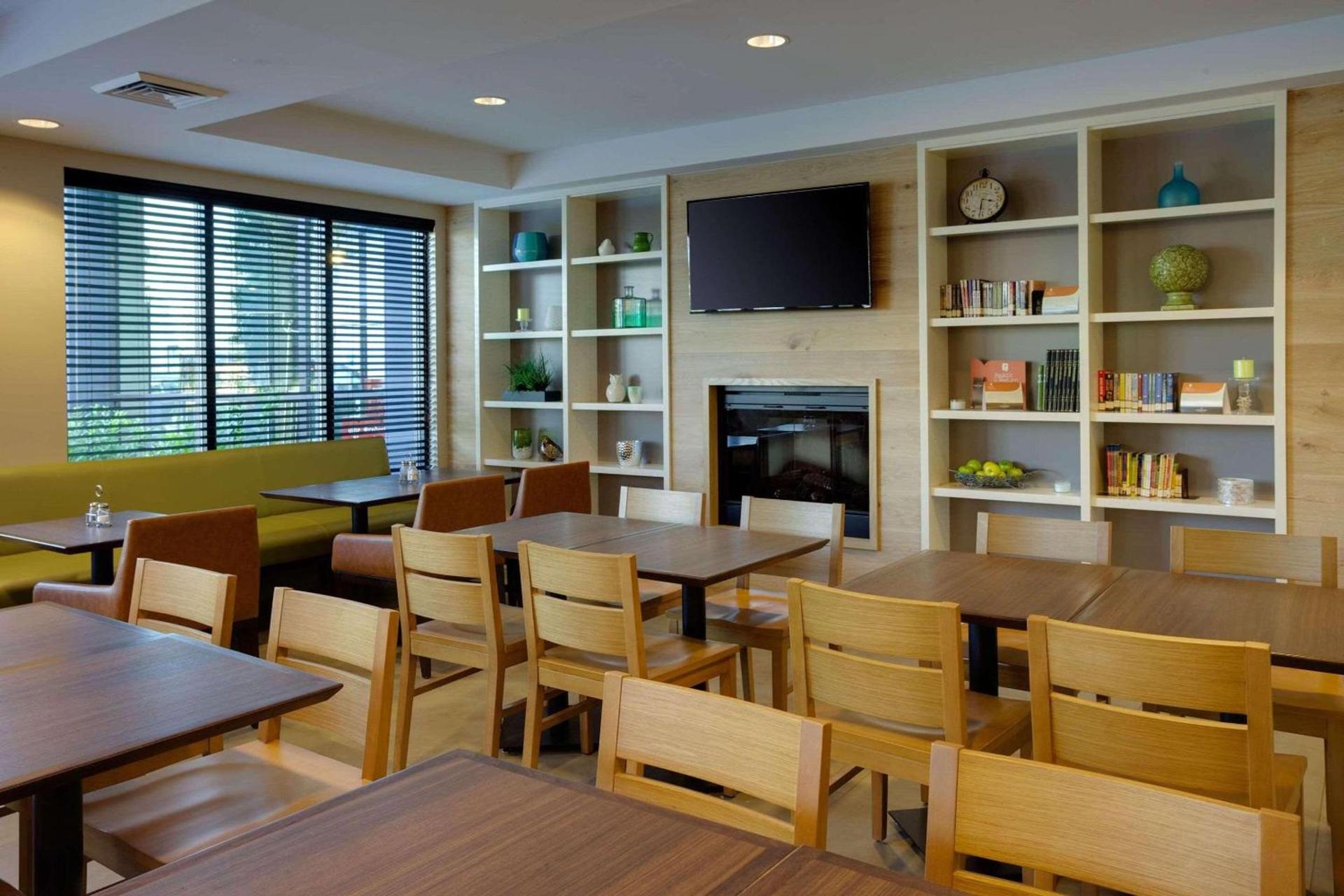 Country Inn & Suites by Radisson, Frederick, MD photo 5