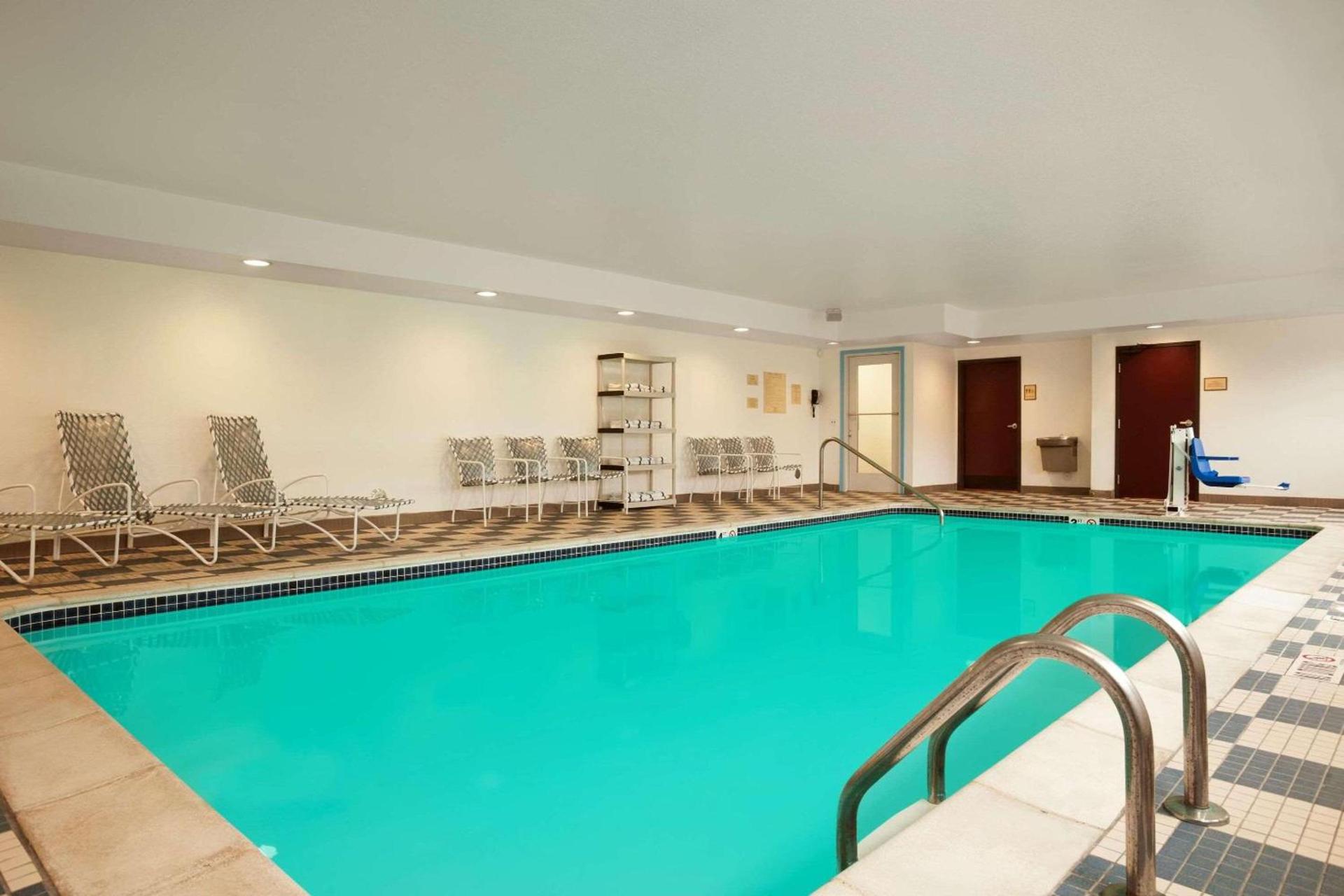 Country Inn & Suites by Radisson, Dearborn, MI photo 19