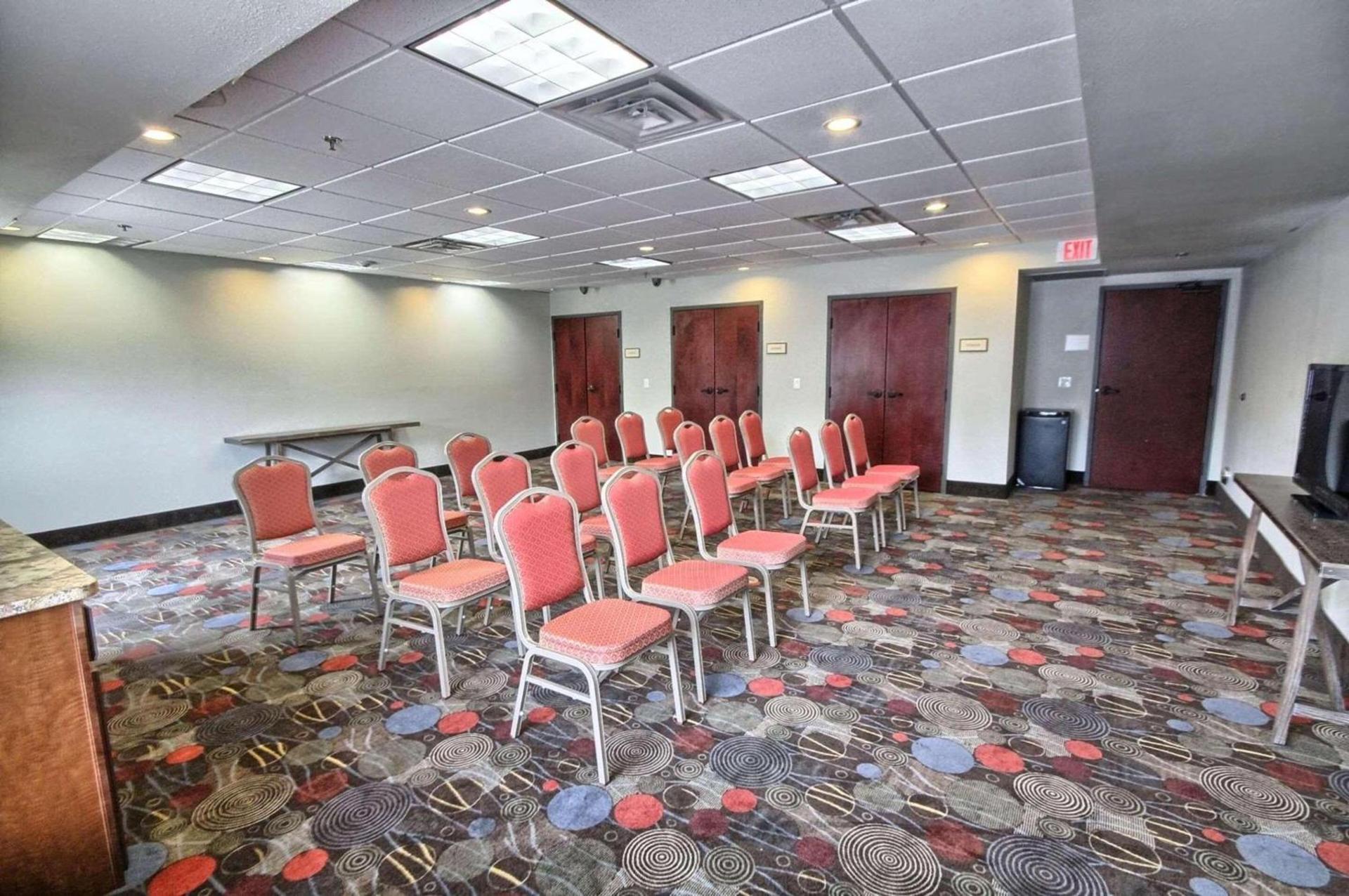 Country Inn & Suites by Radisson, Dearborn, MI photo 25