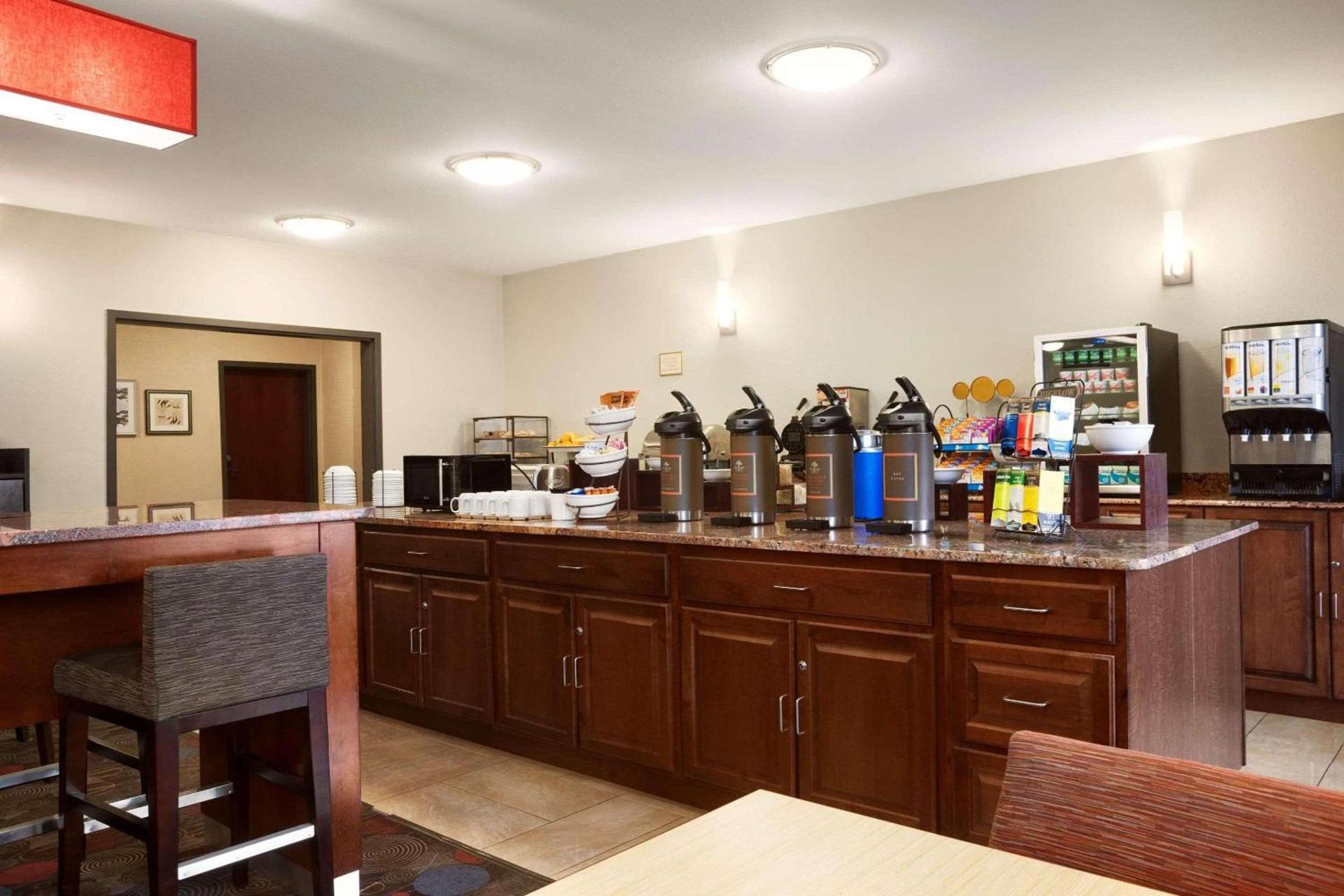 Country Inn & Suites by Radisson, Dearborn, MI photo 30