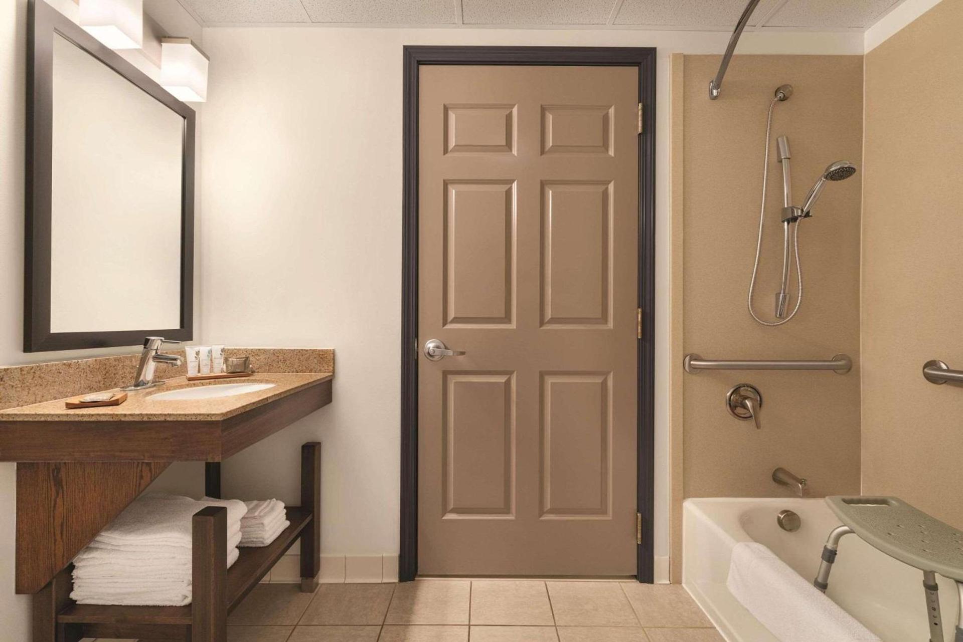 Country Inn & Suites by Radisson, Grand Rapids East, MI photo 11