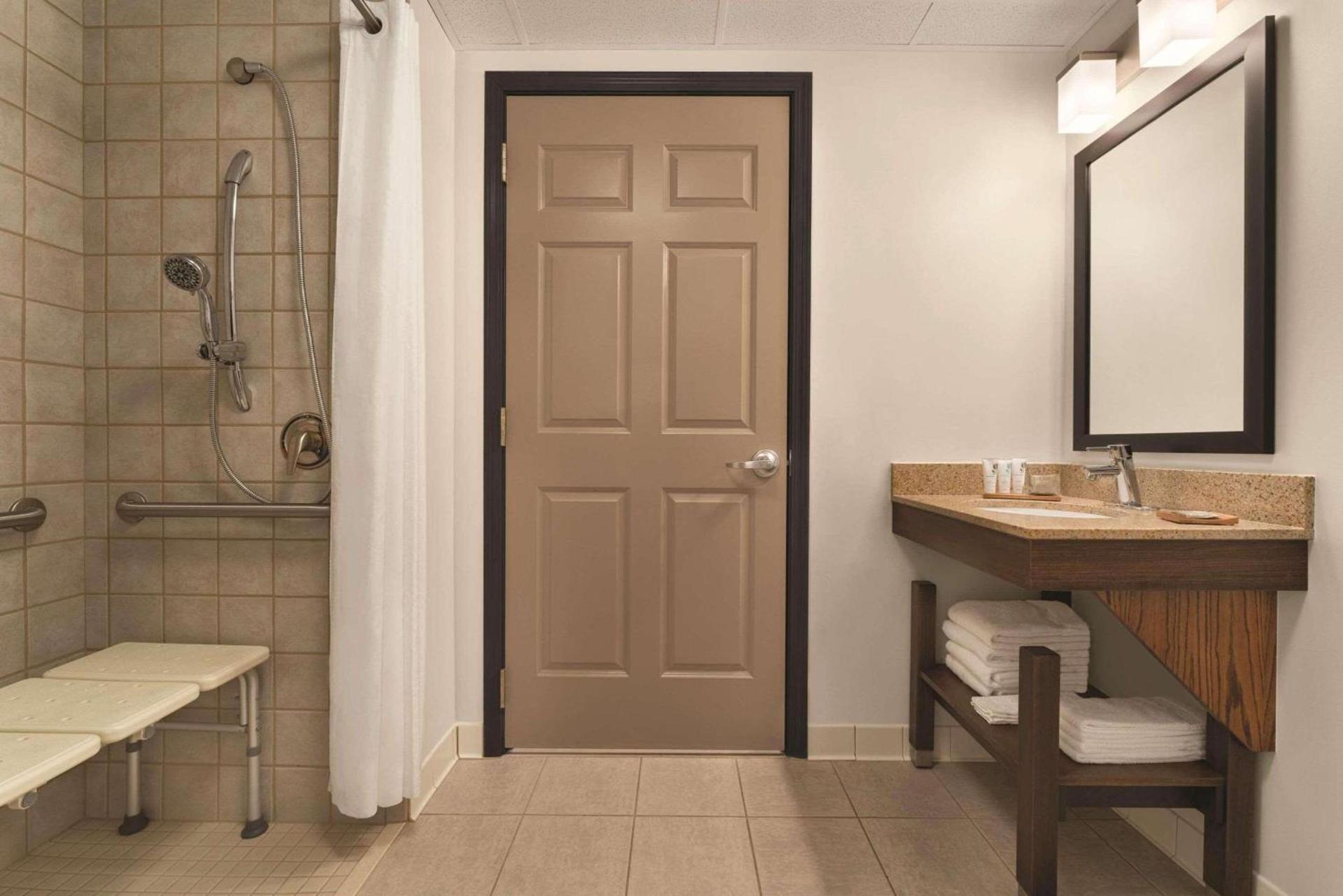 Country Inn & Suites by Radisson, Grand Rapids East, MI photo 12