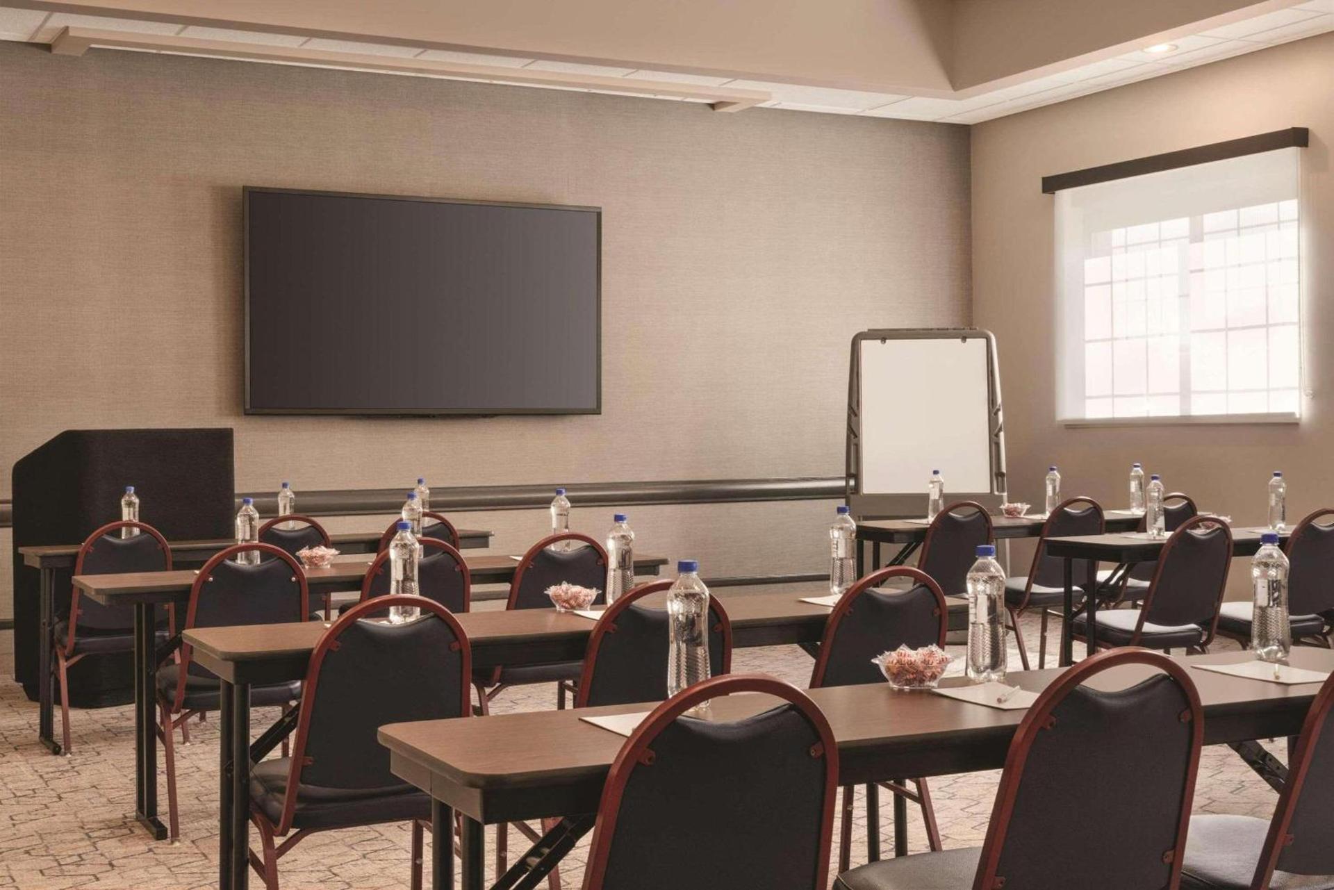 Country Inn & Suites by Radisson, Grand Rapids East, MI photo 25