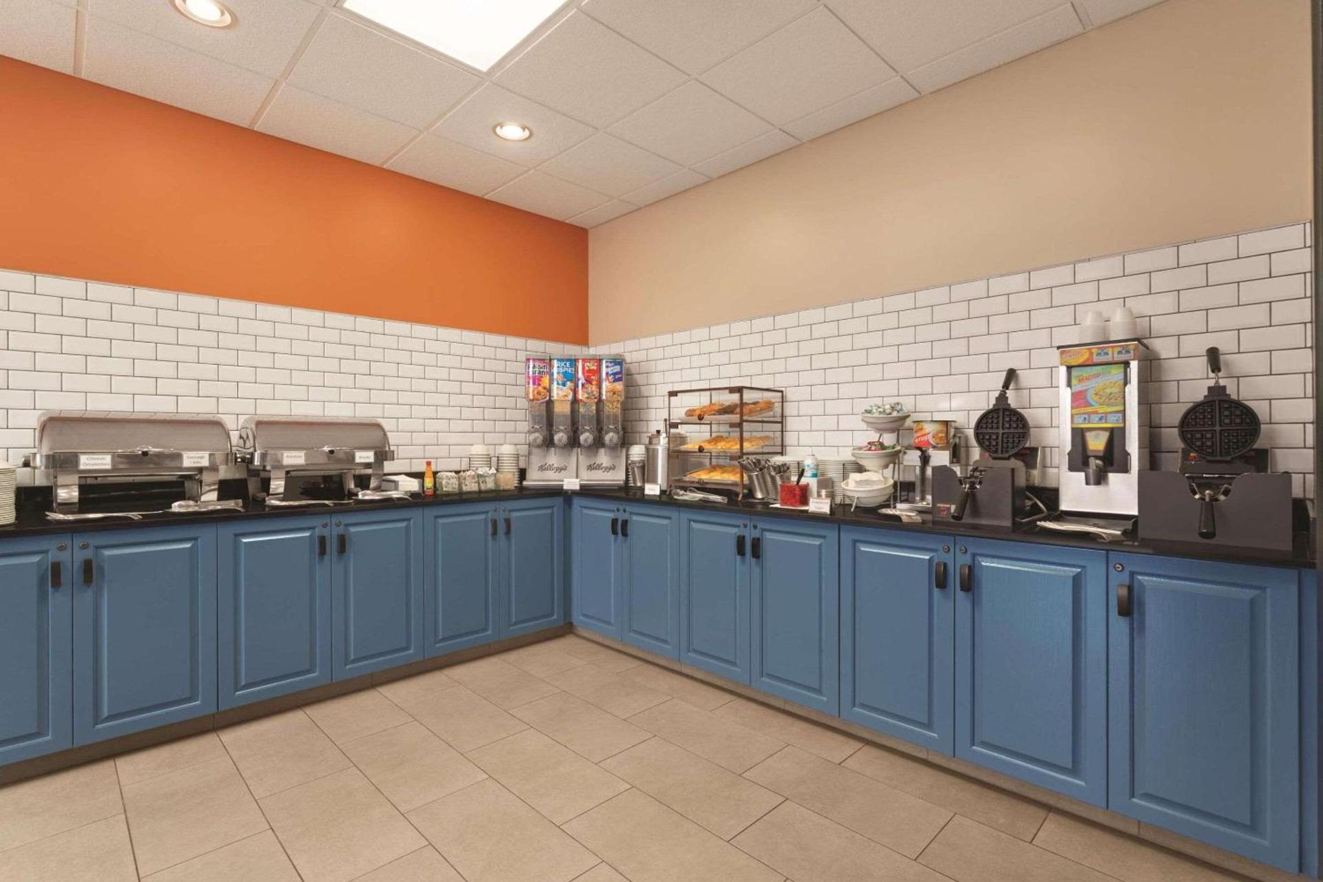 Country Inn & Suites by Radisson, Grand Rapids East, MI photo 29