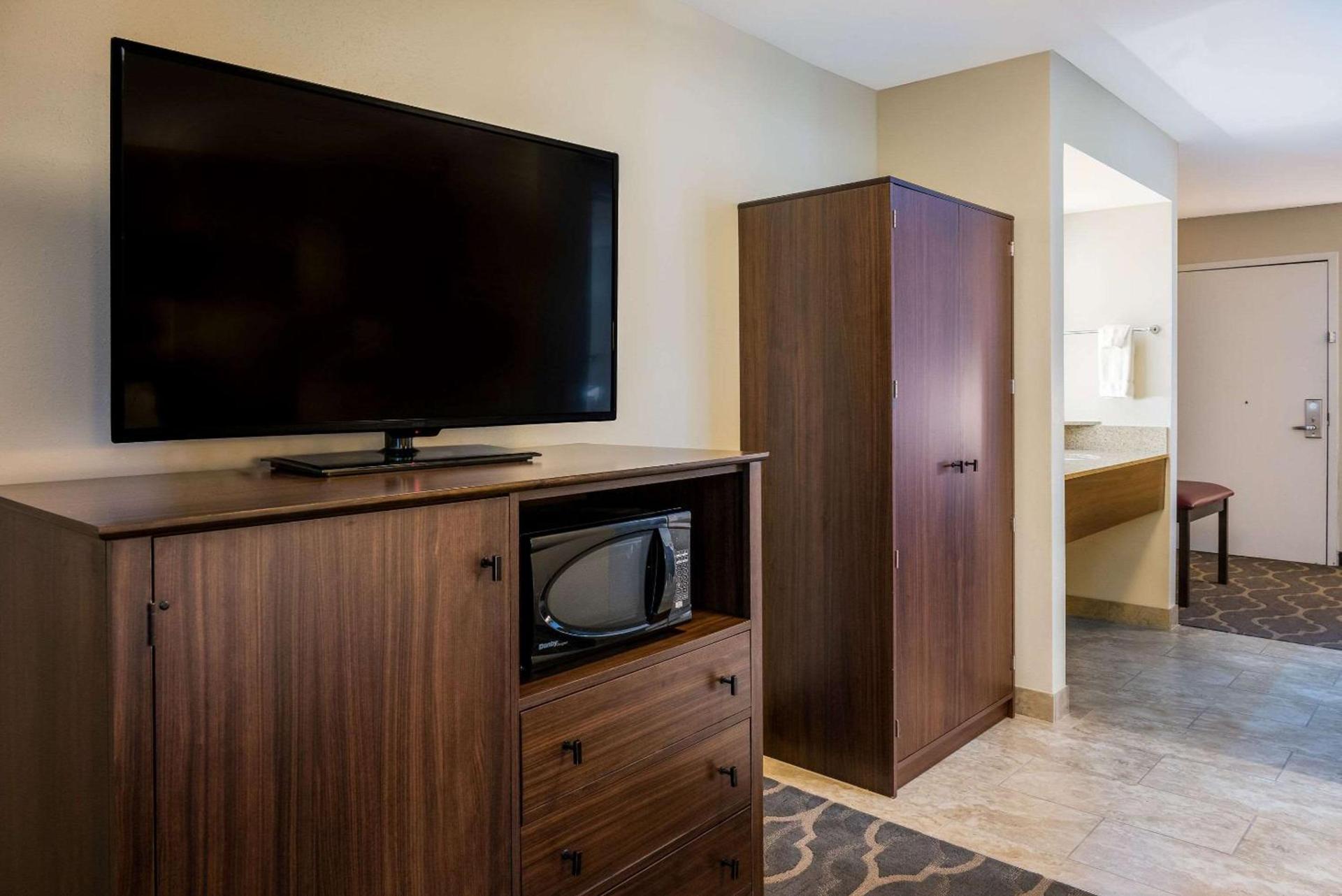Country Inn & Suites by Radisson, Grandville-Grand Rapids West, MI photo 24