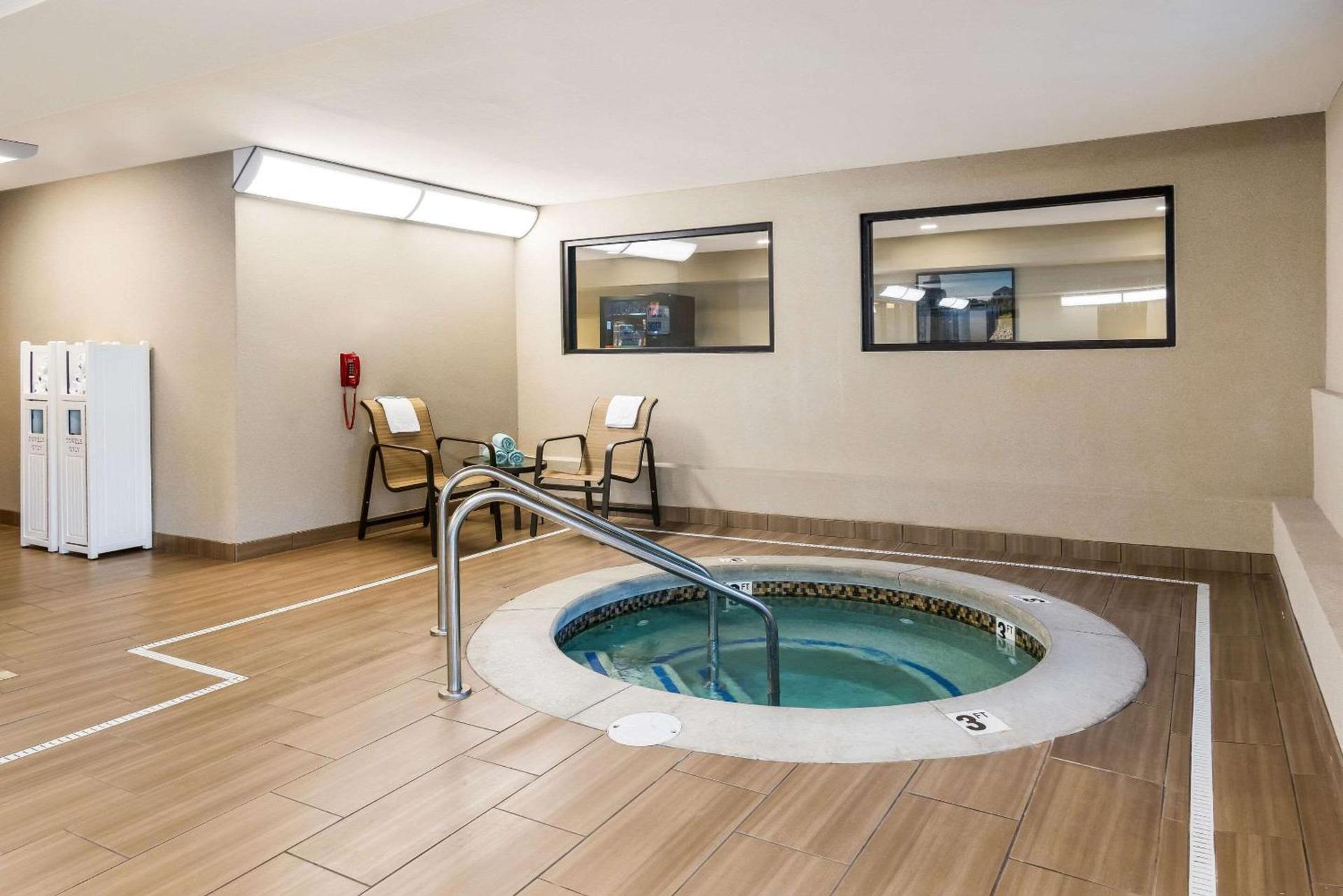 Country Inn & Suites by Radisson, Grandville-Grand Rapids West, MI photo 32