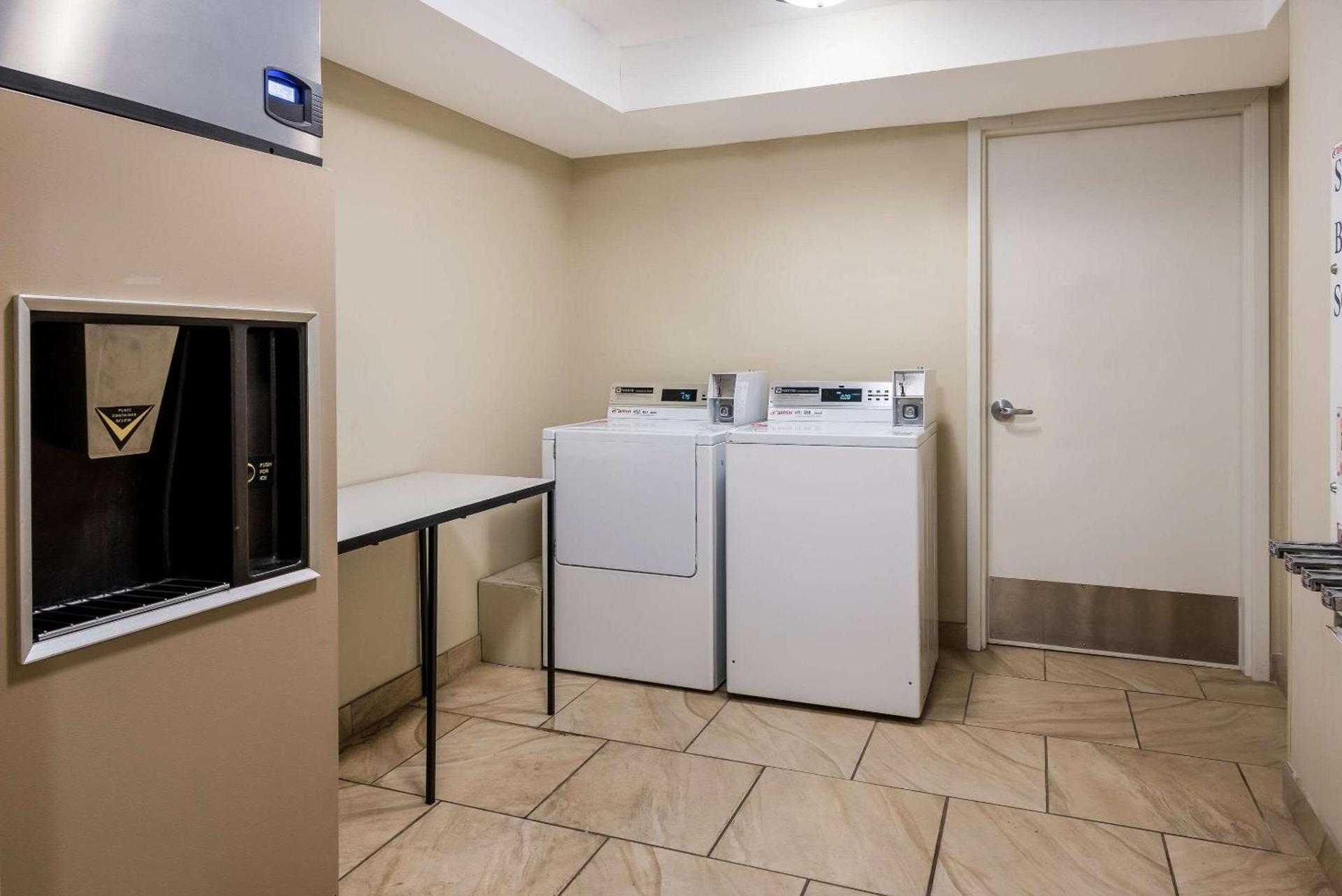 Country Inn & Suites by Radisson, Grandville-Grand Rapids West, MI photo 41