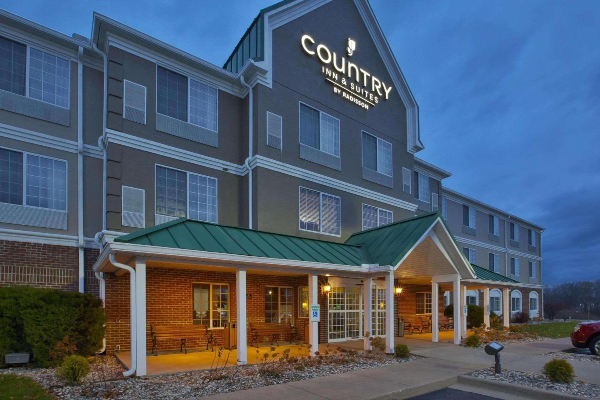 Country Inn & Suites by Radisson, Big Rapids, MI photo 2