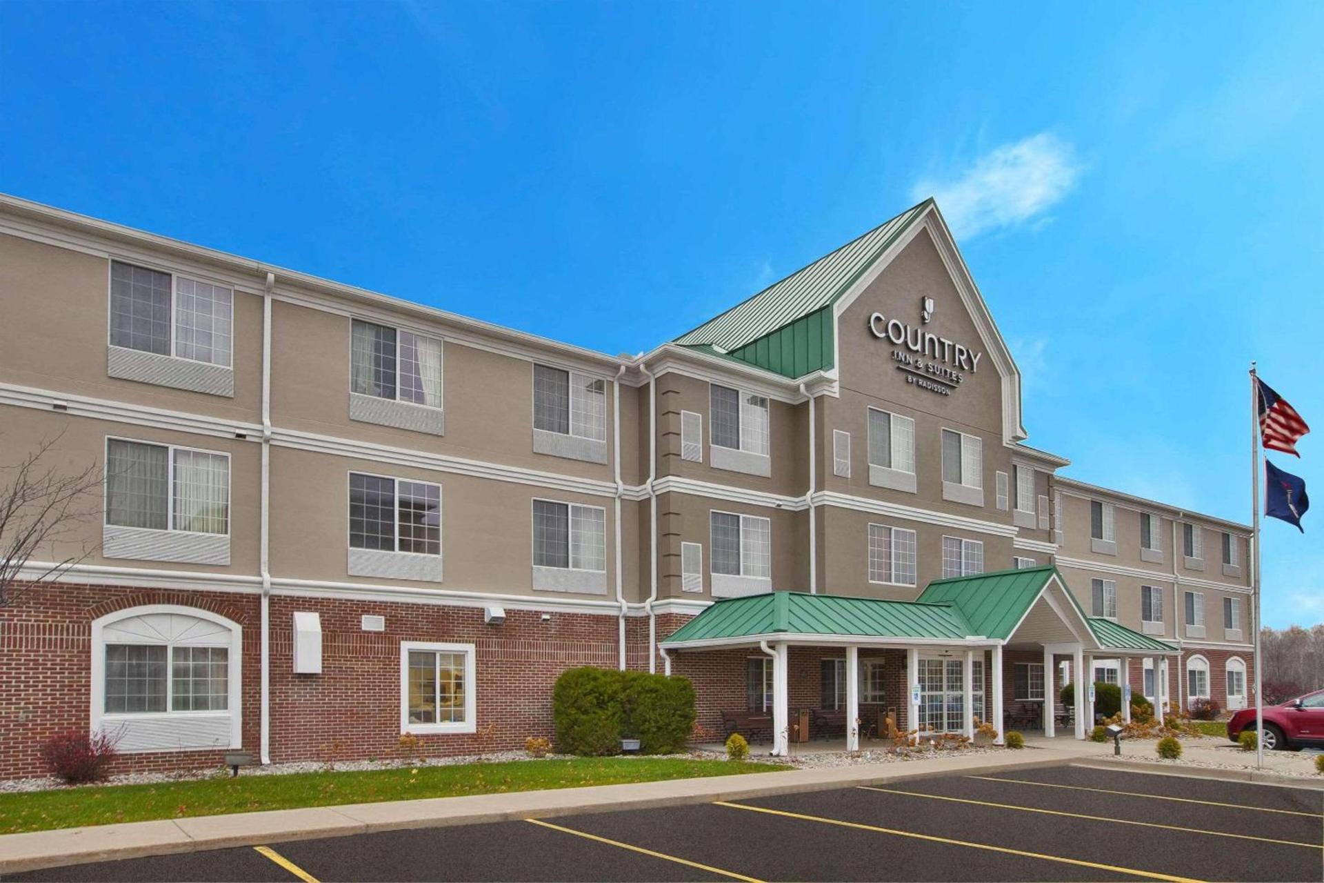 Country Inn & Suites by Radisson, Big Rapids, MI photo 3