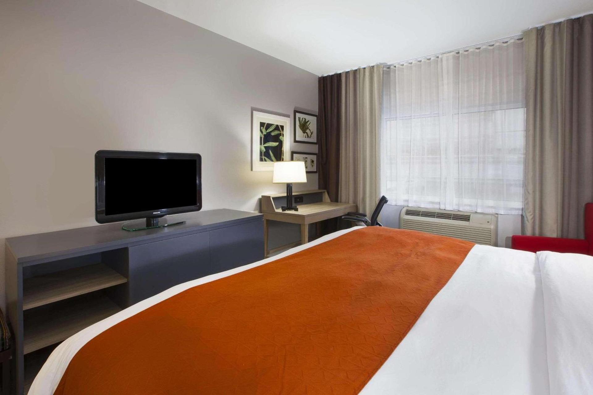 Country Inn & Suites by Radisson, Big Rapids, MI photo 5