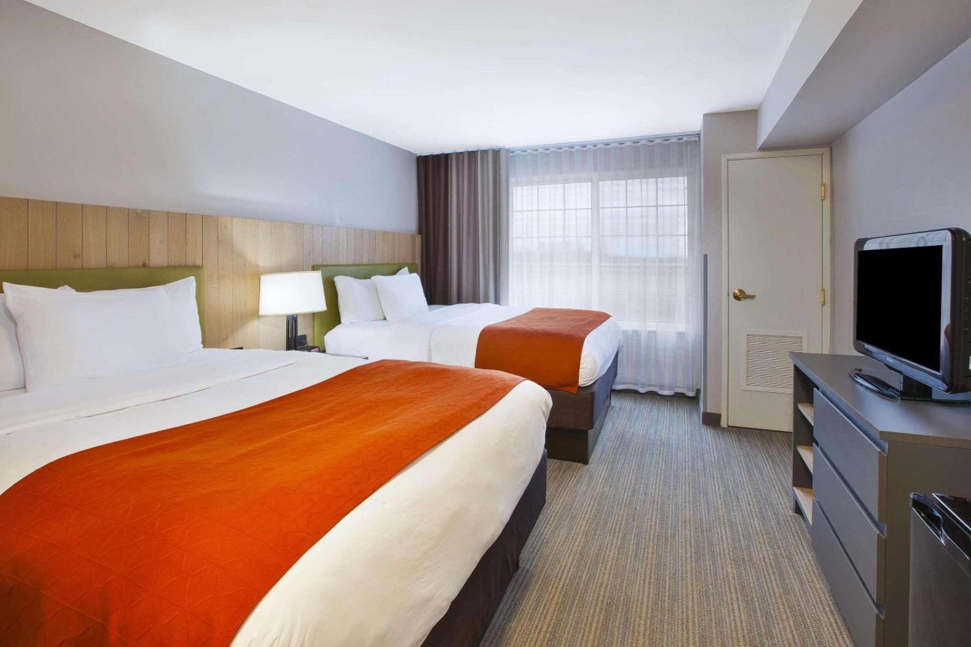 Country Inn & Suites by Radisson, Big Rapids, MI photo 9