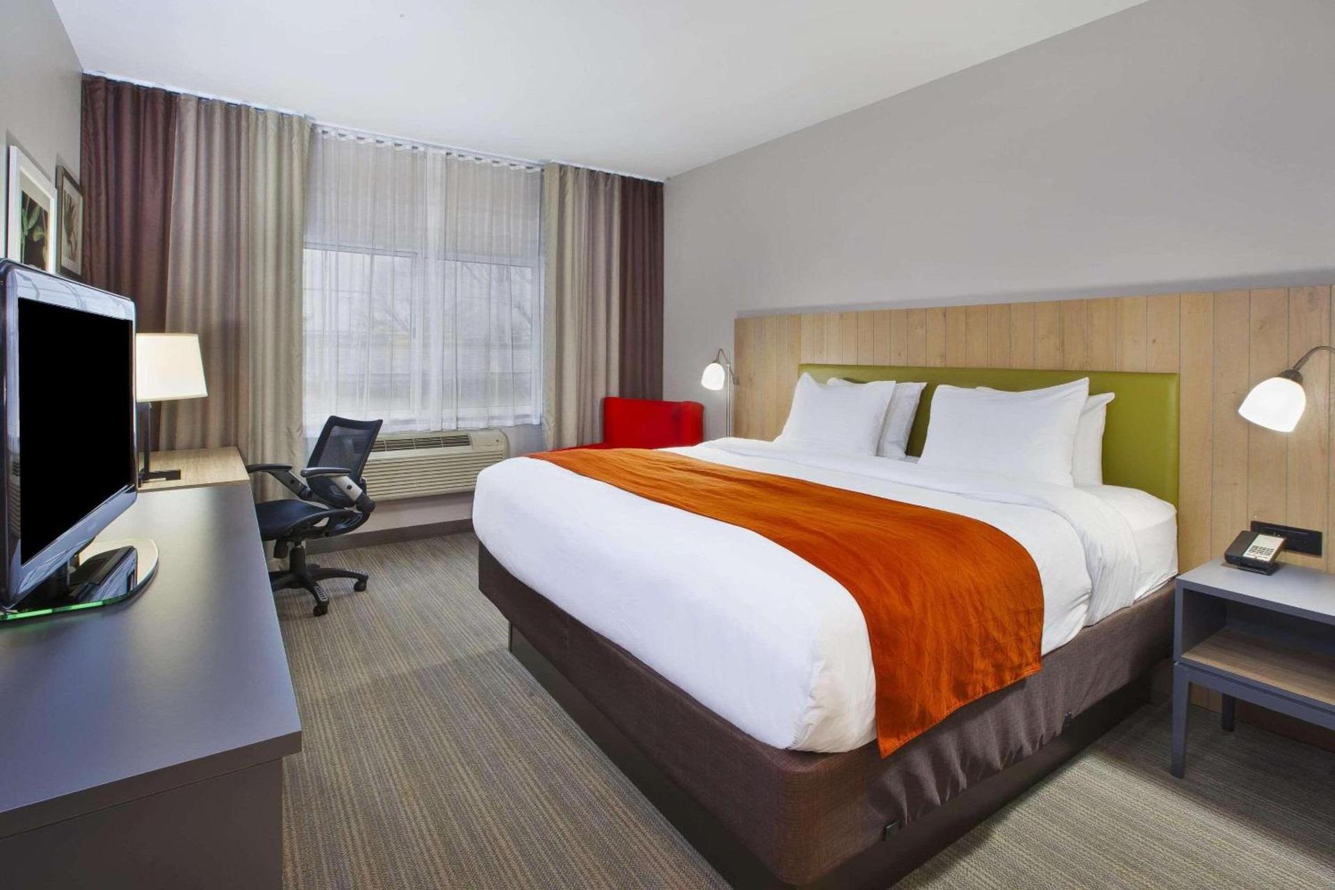 Country Inn & Suites by Radisson, Big Rapids, MI photo 7