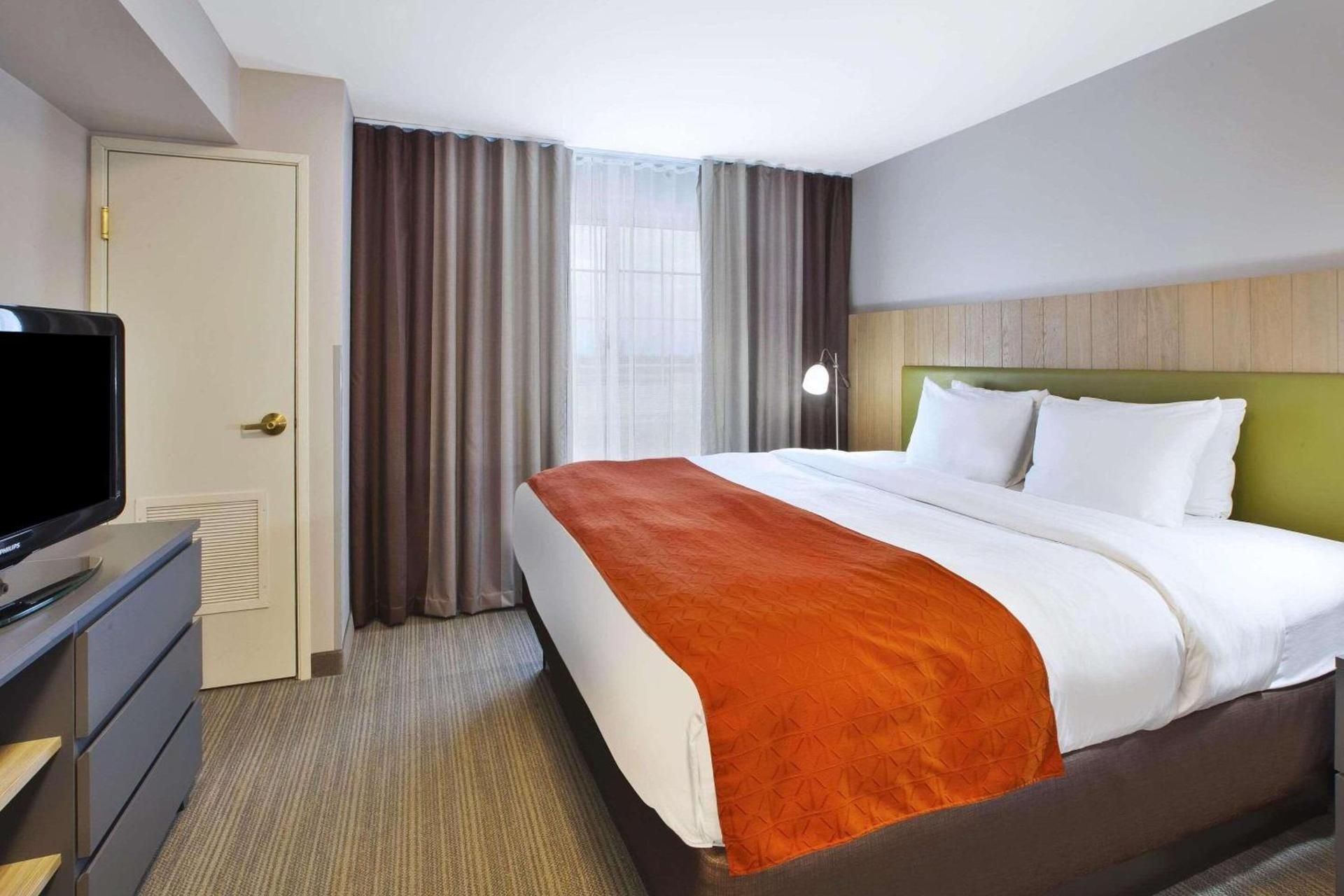 Country Inn & Suites by Radisson, Big Rapids, MI photo 11
