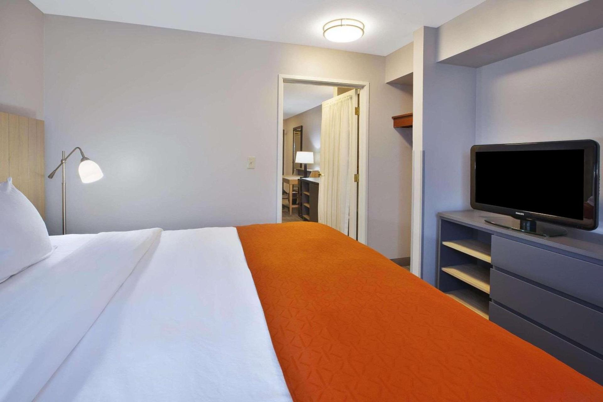 Country Inn & Suites by Radisson, Big Rapids, MI photo 12