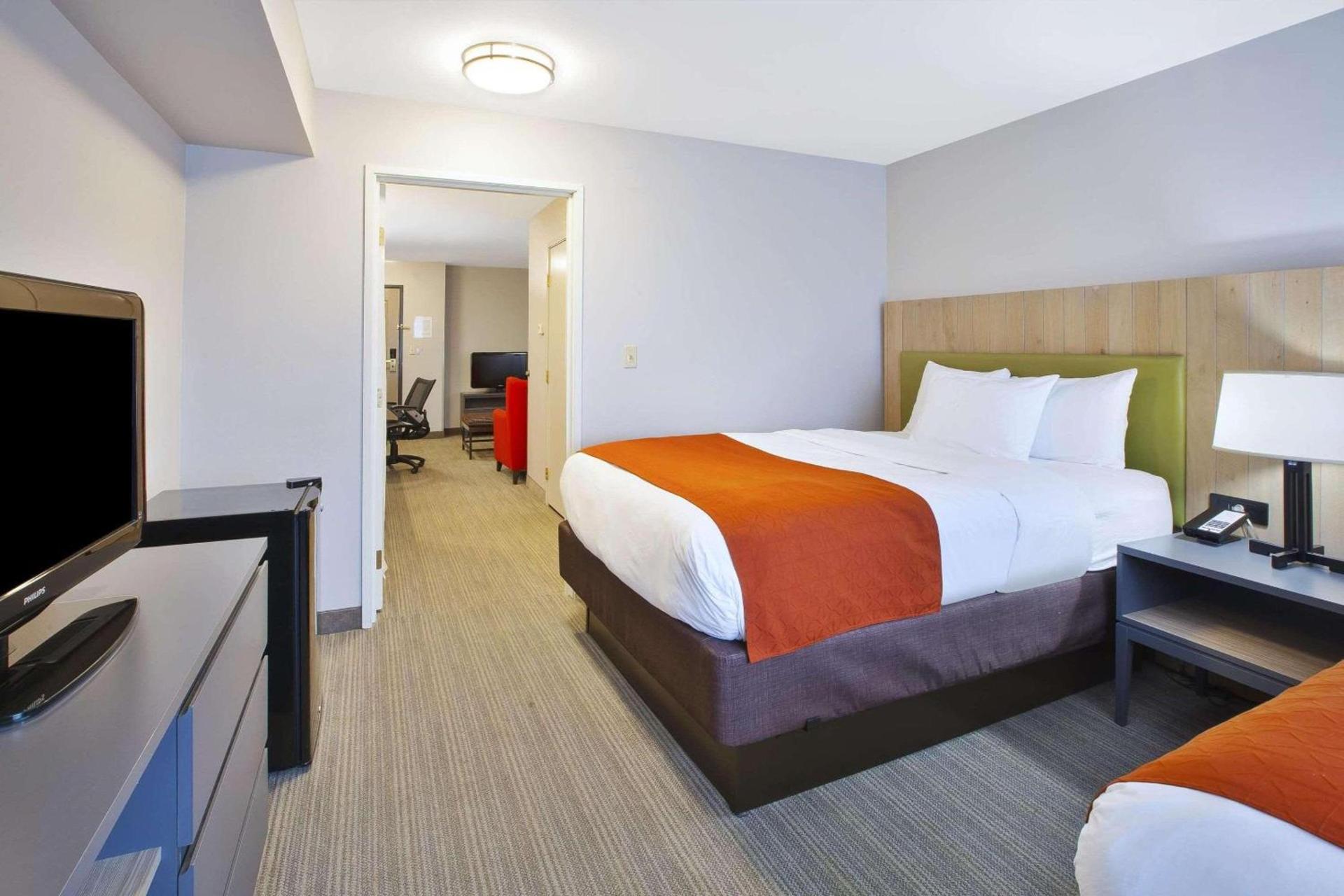 Country Inn & Suites by Radisson, Big Rapids, MI photo 13