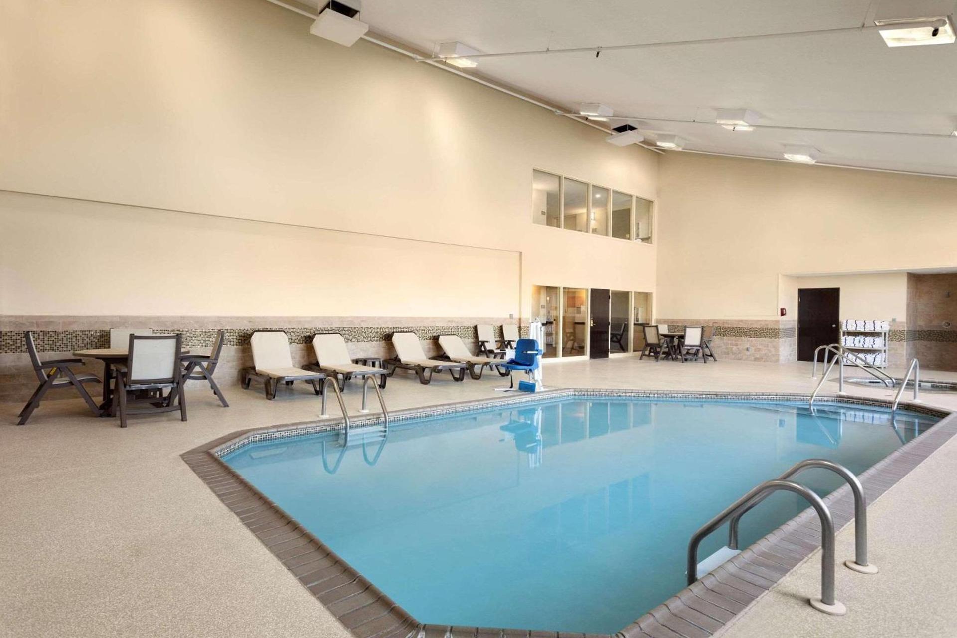 Country Inn & Suites by Radisson, Near The National Sports Center, Coon Rapids, MN photo 8