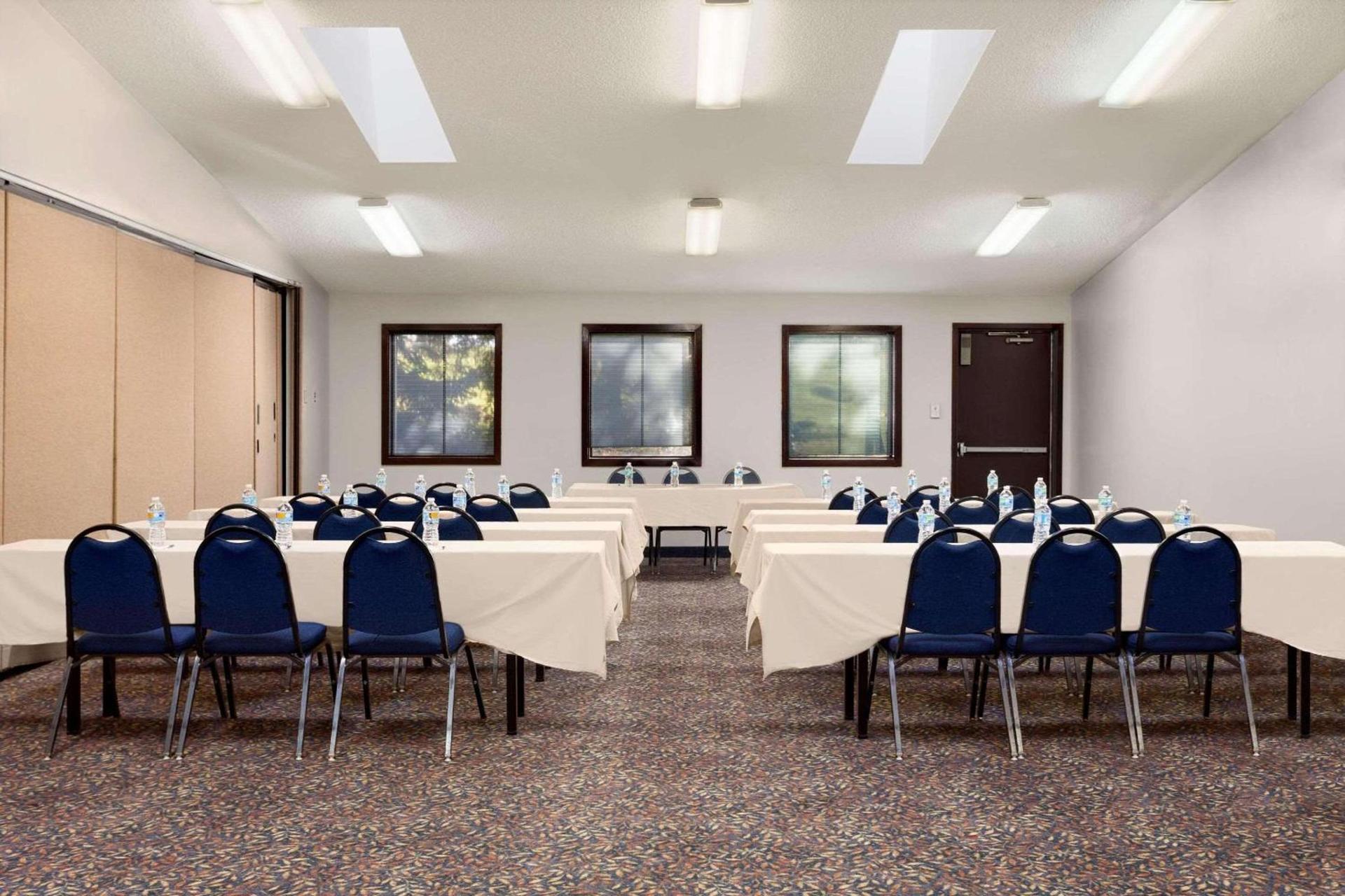 Country Inn & Suites by Radisson, Near The National Sports Center, Coon Rapids, MN photo 12