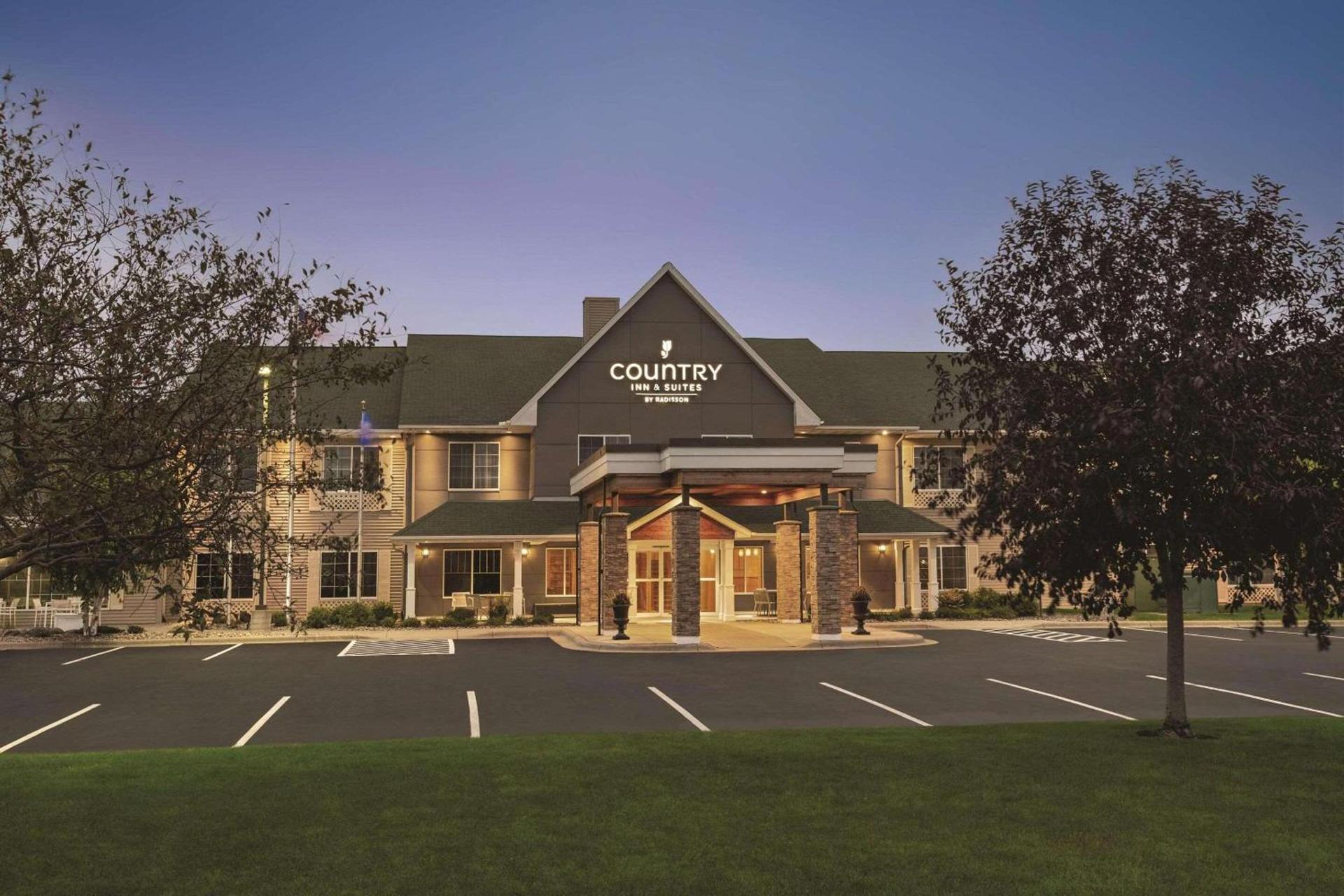 Country Inn & Suites by Radisson, Willmar, MN photo 2