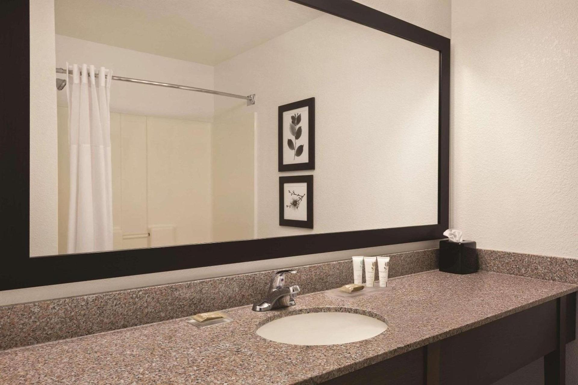 Country Inn & Suites by Radisson, Willmar, MN photo 8