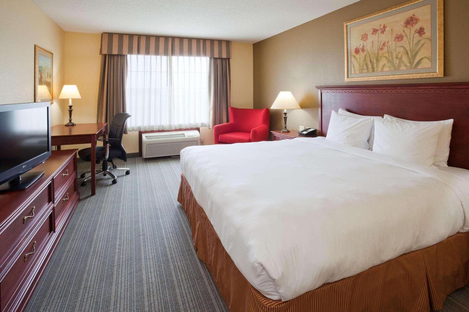 Country Inn & Suites by Radisson, Willmar, MN photo 3