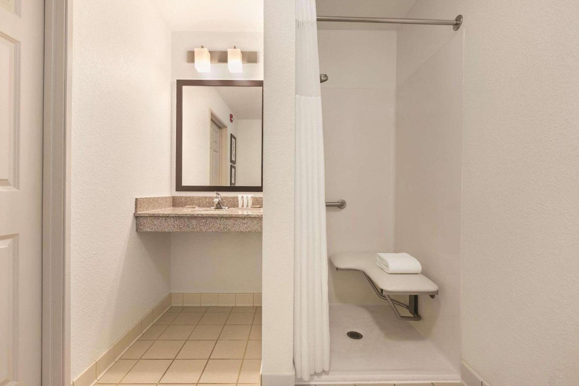 Country Inn & Suites by Radisson, Willmar, MN photo 9