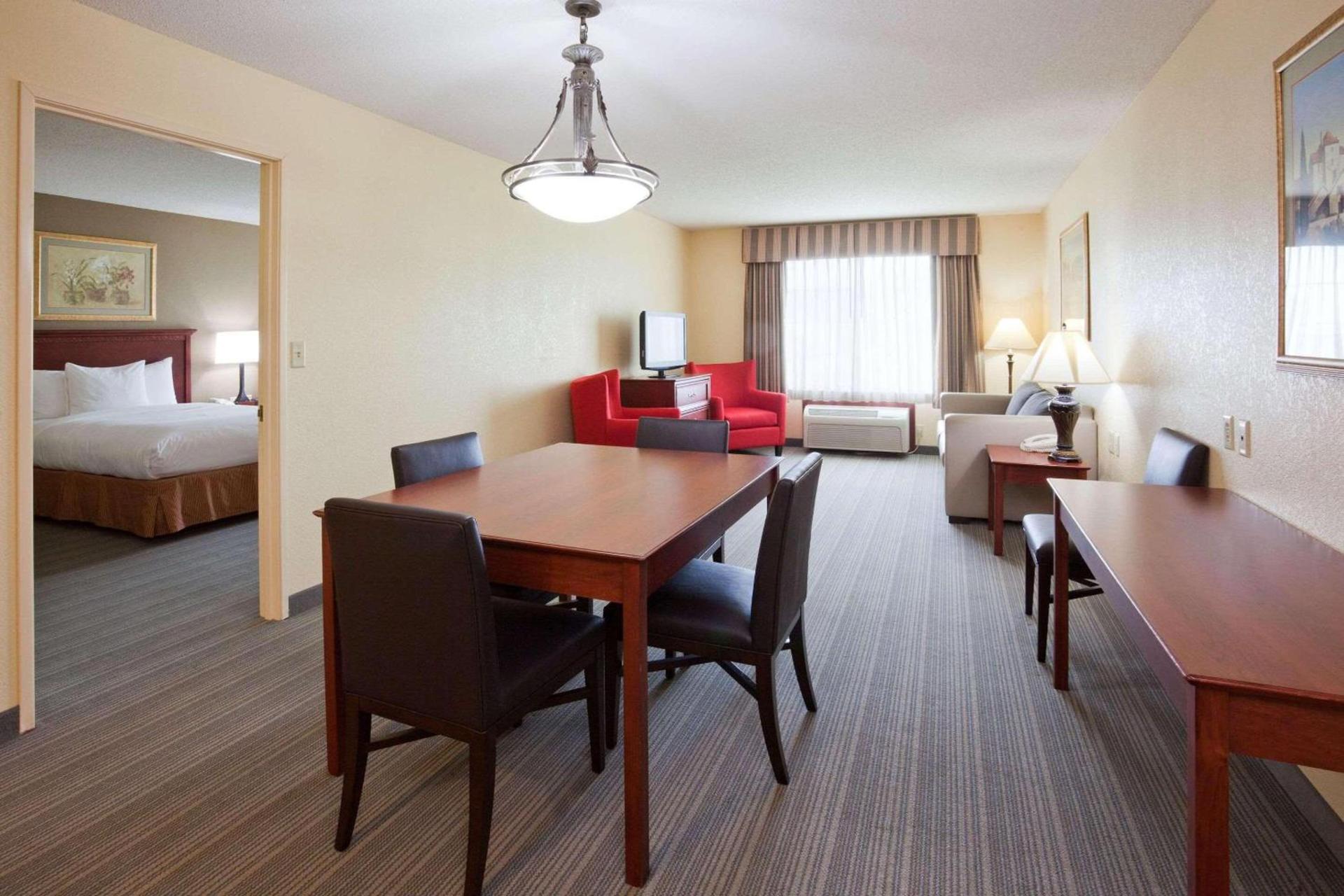 Country Inn & Suites by Radisson, Willmar, MN photo 16