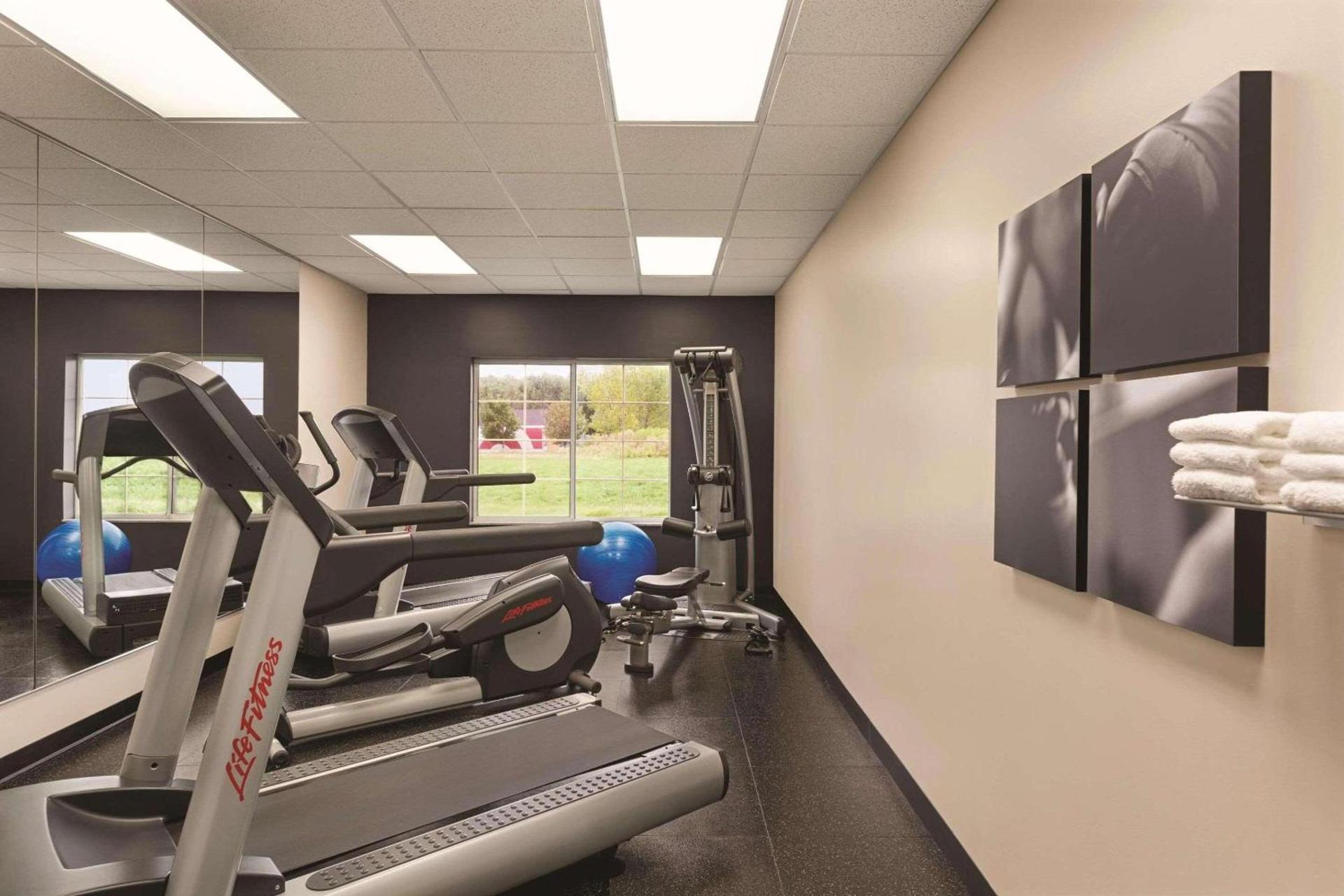 Country Inn & Suites by Radisson, Willmar, MN photo 22