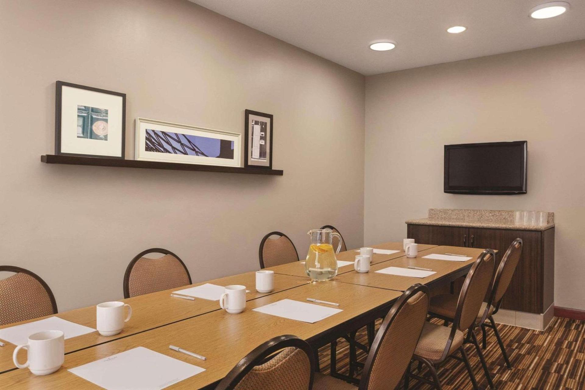 Country Inn & Suites by Radisson, Willmar, MN photo 24