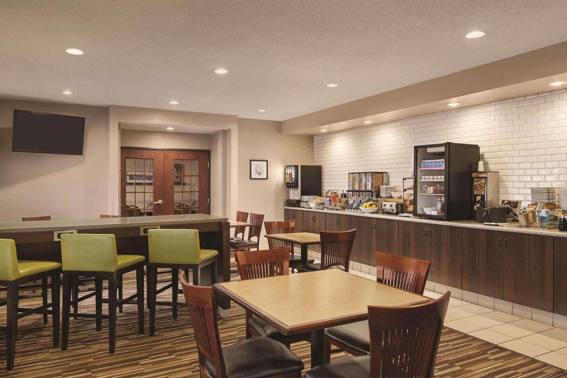 Country Inn & Suites by Radisson, Willmar, MN photo 25