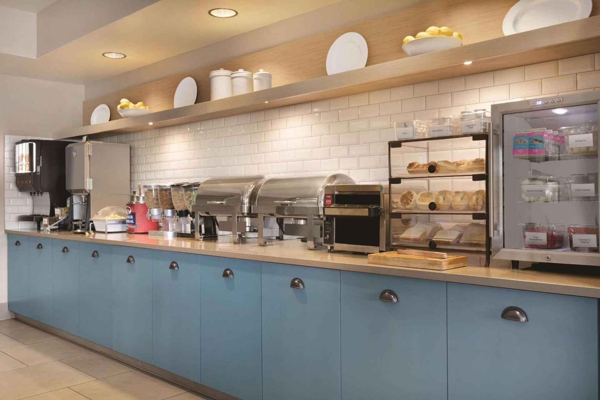 Country Inn & Suites by Radisson, Brooklyn Park - Brooklyn Center, MN photo 16