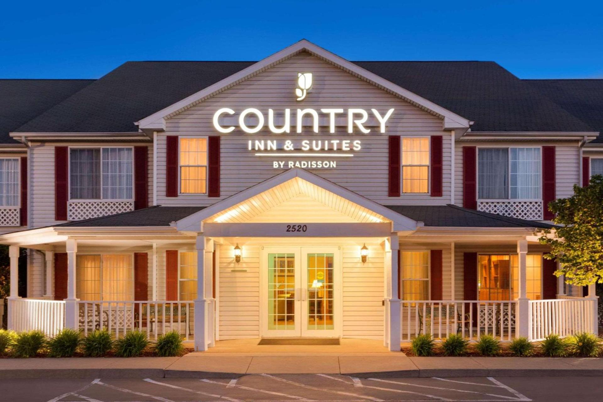 Country Inn & Suites by Radisson, Nevada, MO — hotel in Nevada
