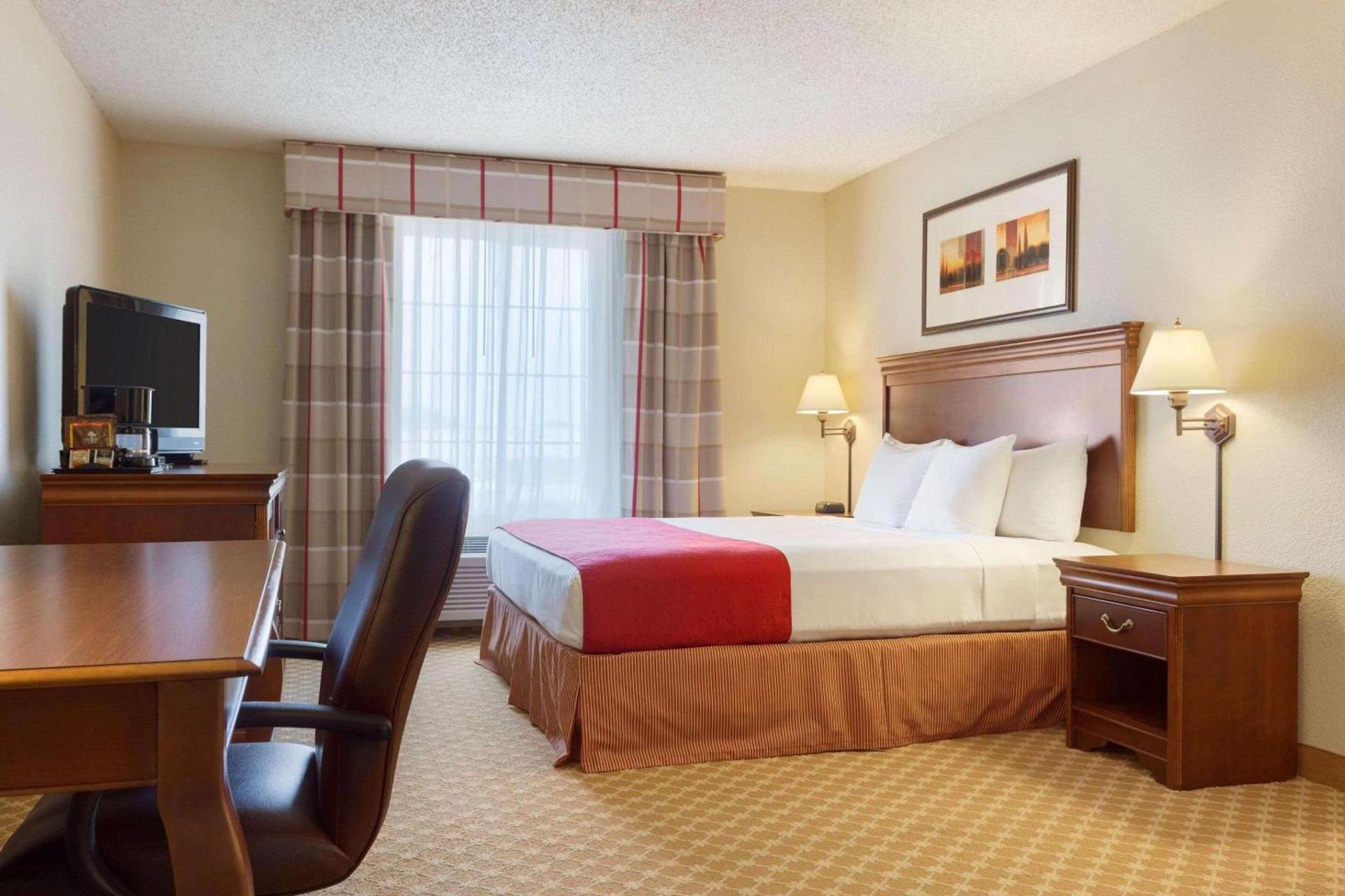 Country Inn & Suites by Radisson, Nevada, MO photo 3