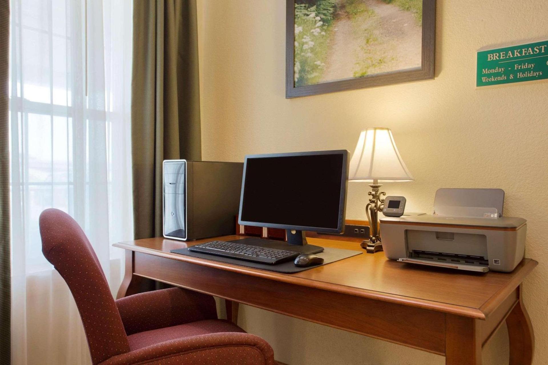 Country Inn & Suites by Radisson, Nevada, MO photo 9