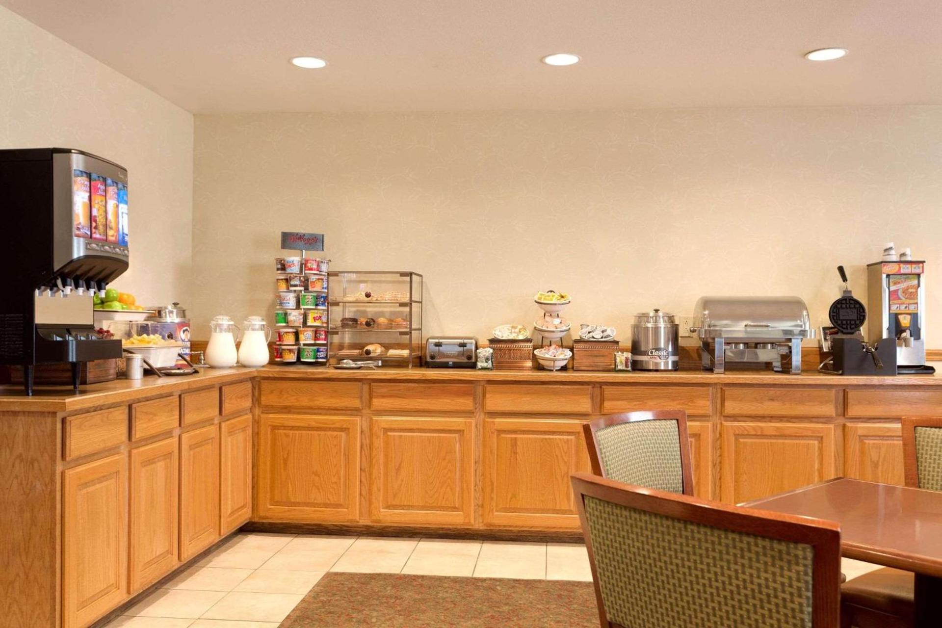 Country Inn & Suites by Radisson, Nevada, MO photo 10