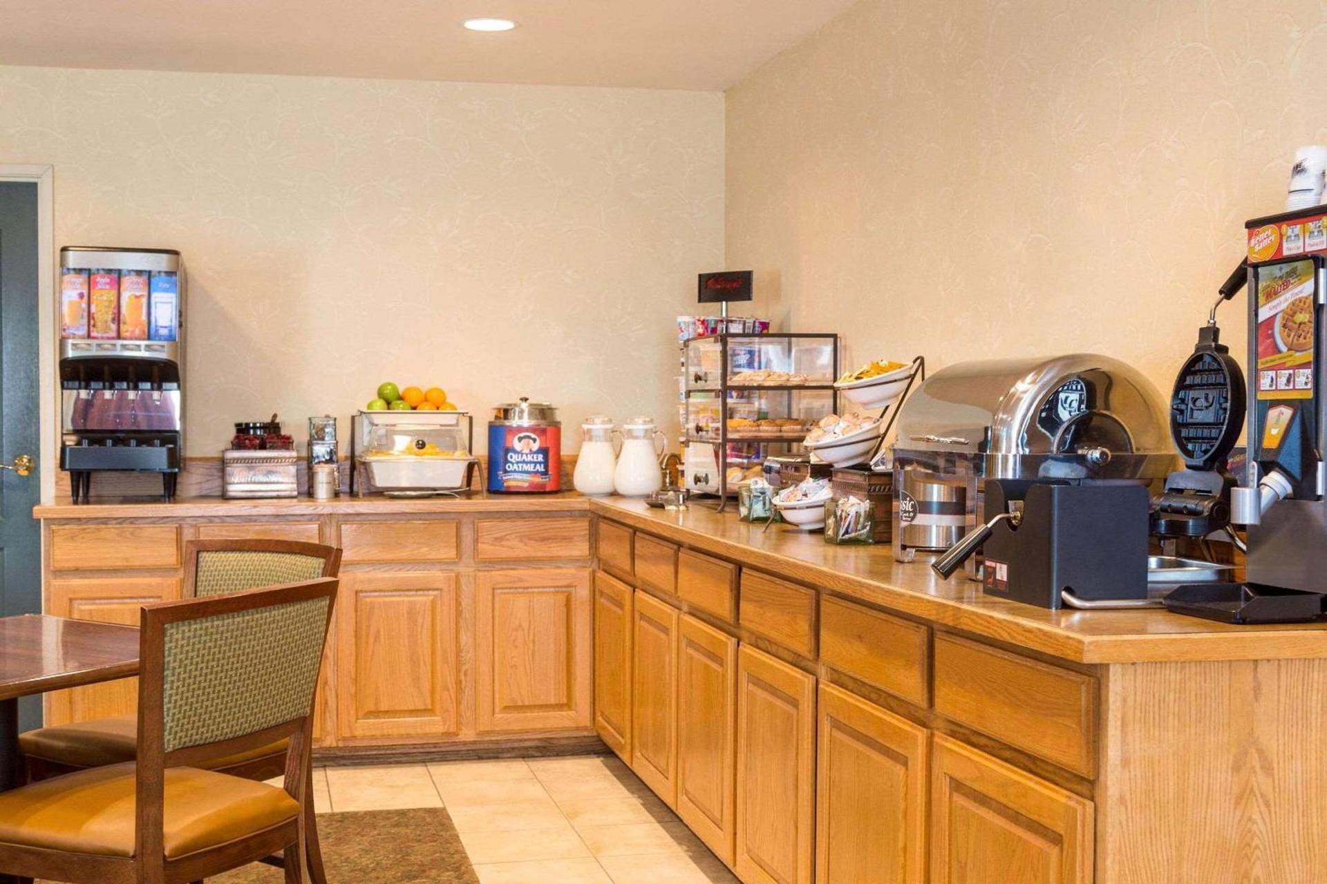 Country Inn & Suites by Radisson, Nevada, MO photo 11