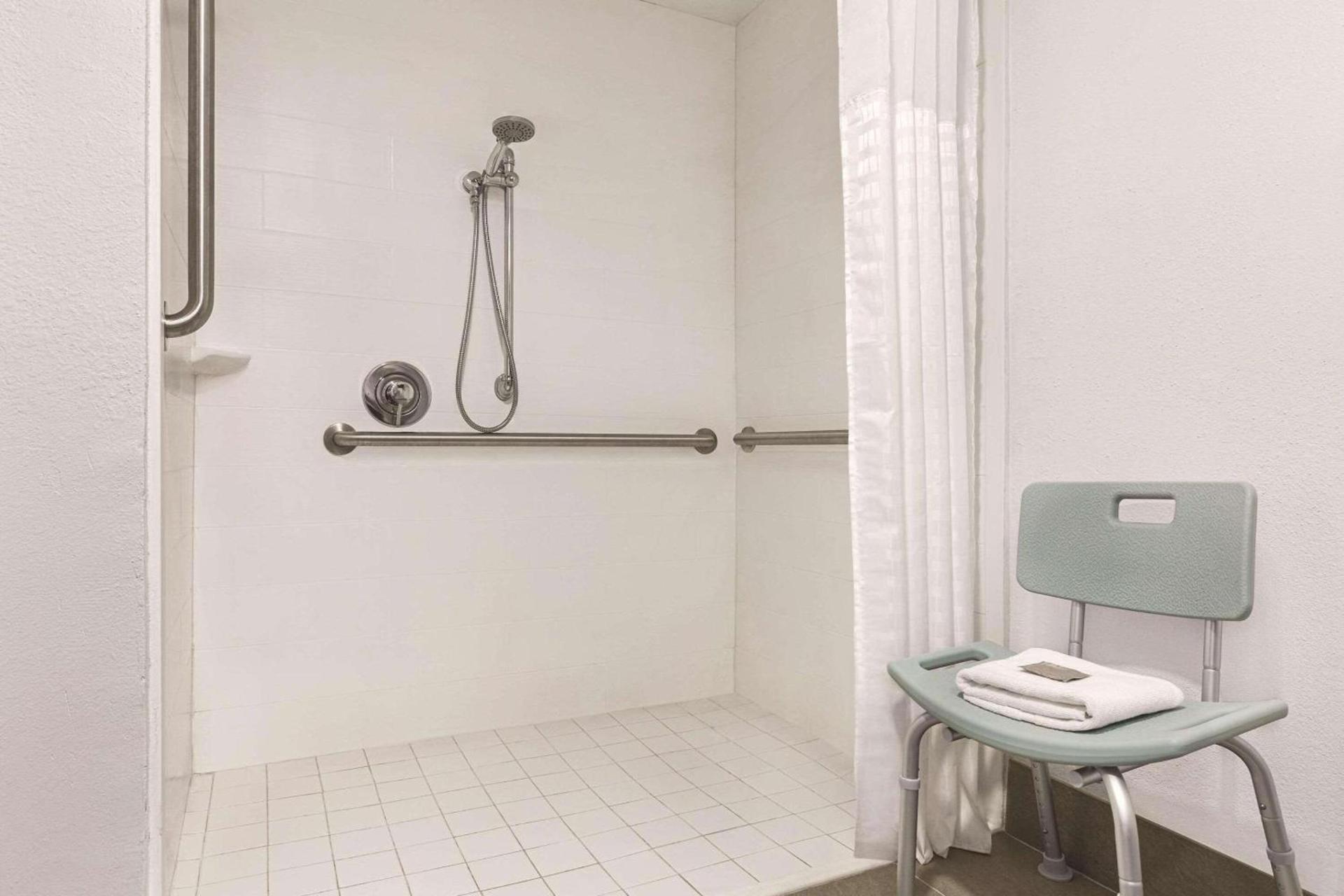 Country Inn & Suites by Radisson, Dunn I-95 photo 9