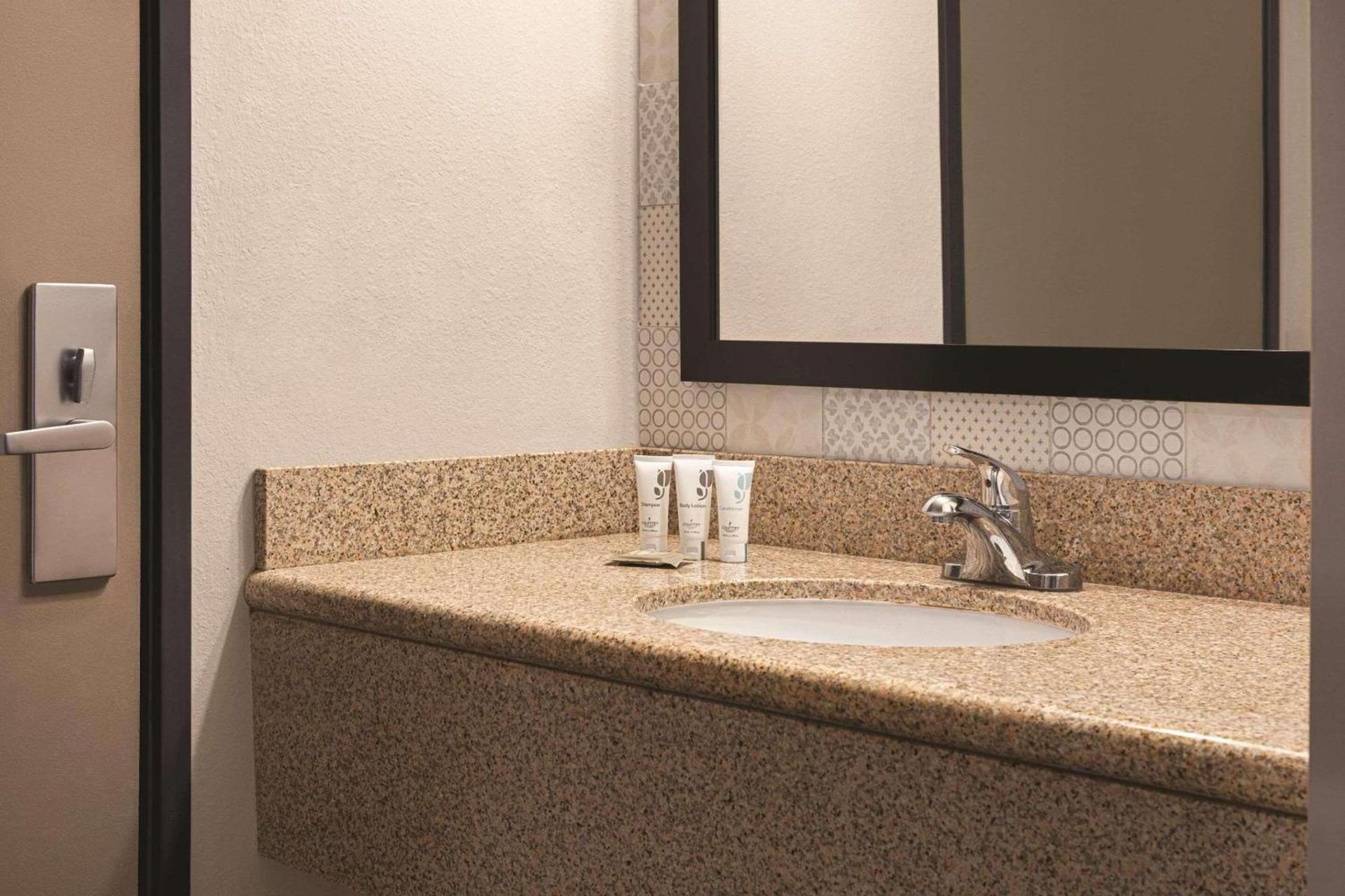 Country Inn & Suites by Radisson, Dunn I-95 photo 10