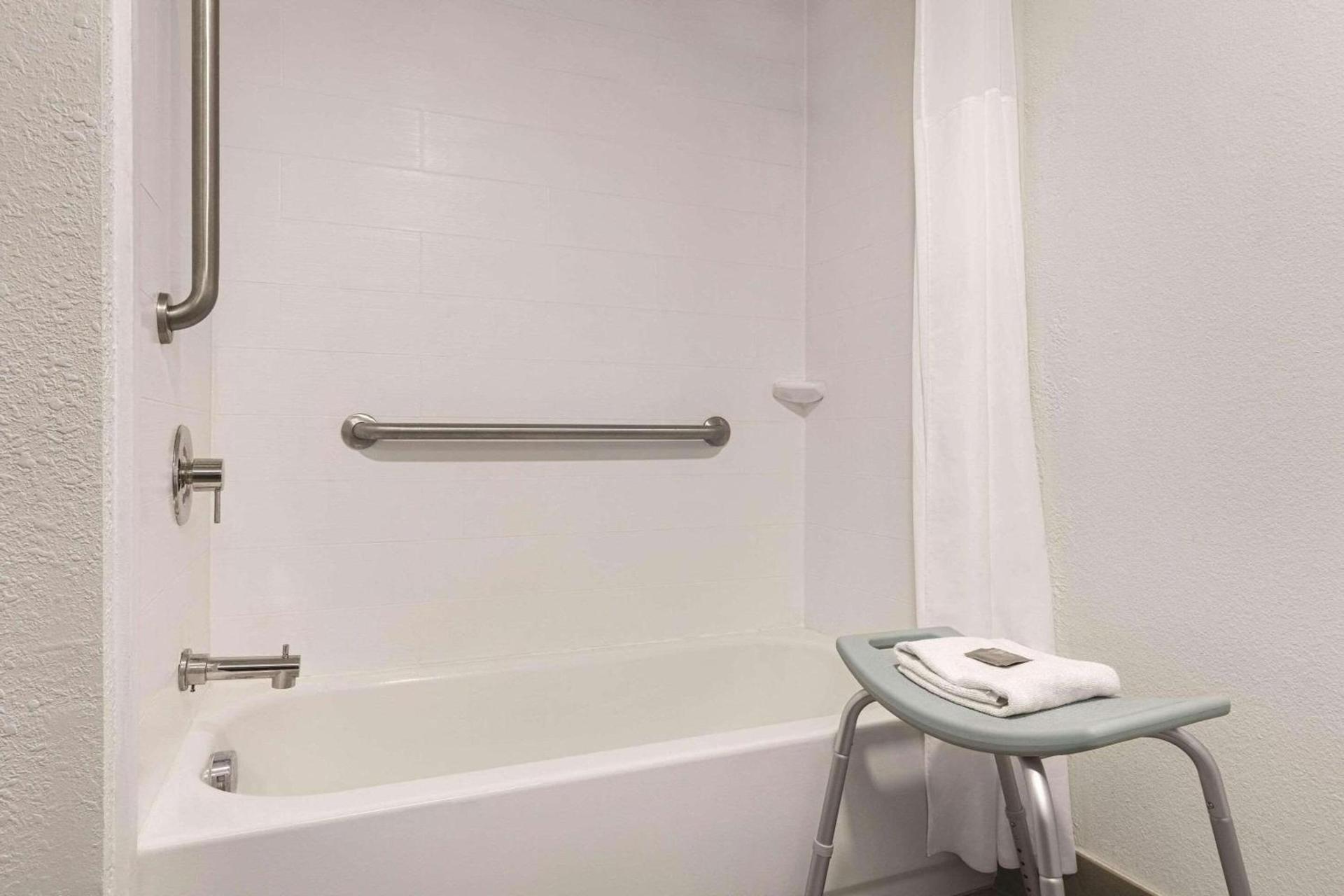 Country Inn & Suites by Radisson, Dunn I-95 photo 11