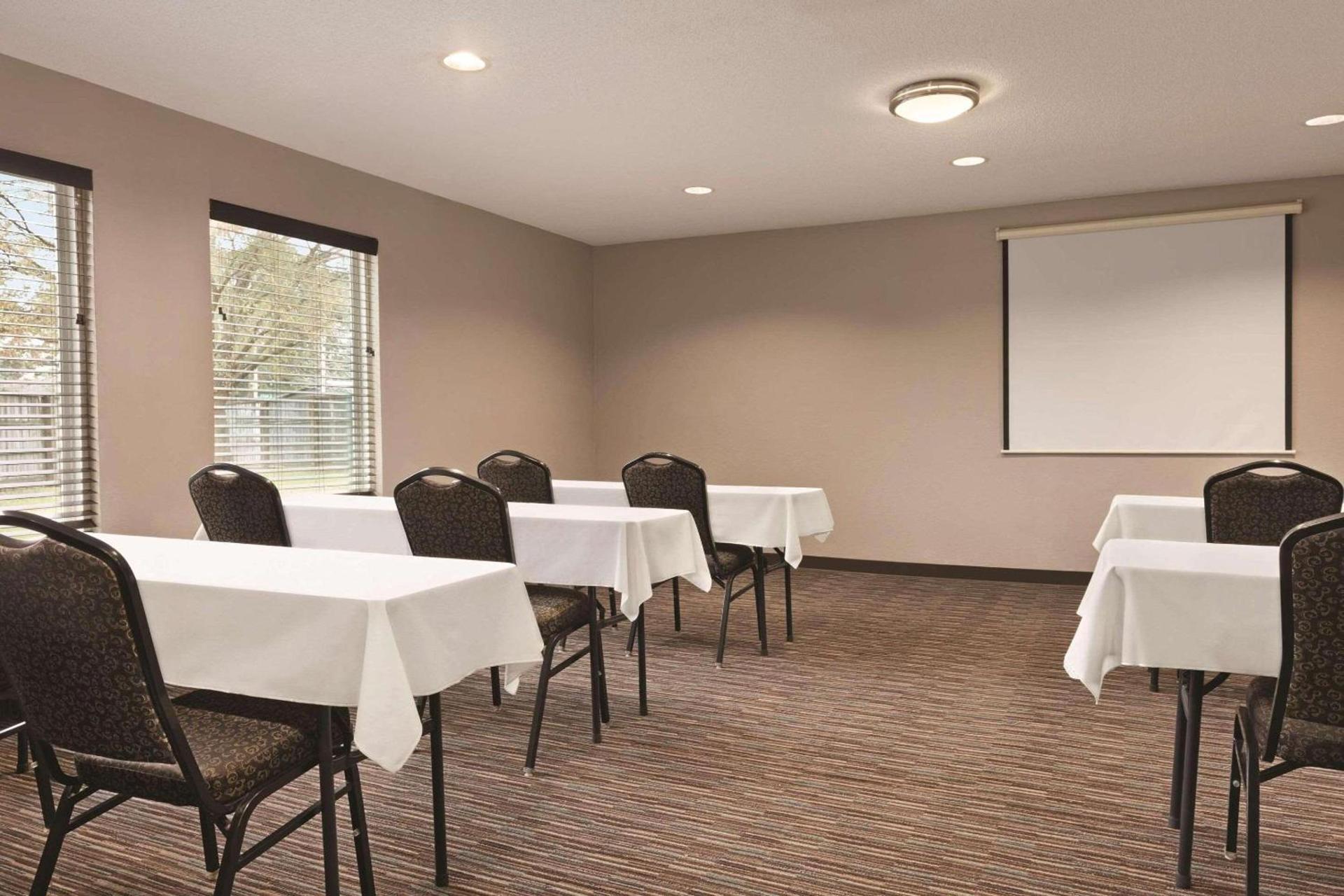 Country Inn & Suites by Radisson, Dunn I-95 photo 16