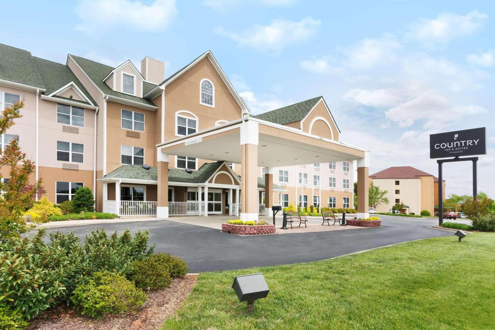 Country Inn & Suites by Radisson, Burlington Elon , NC — hotel in Burlington