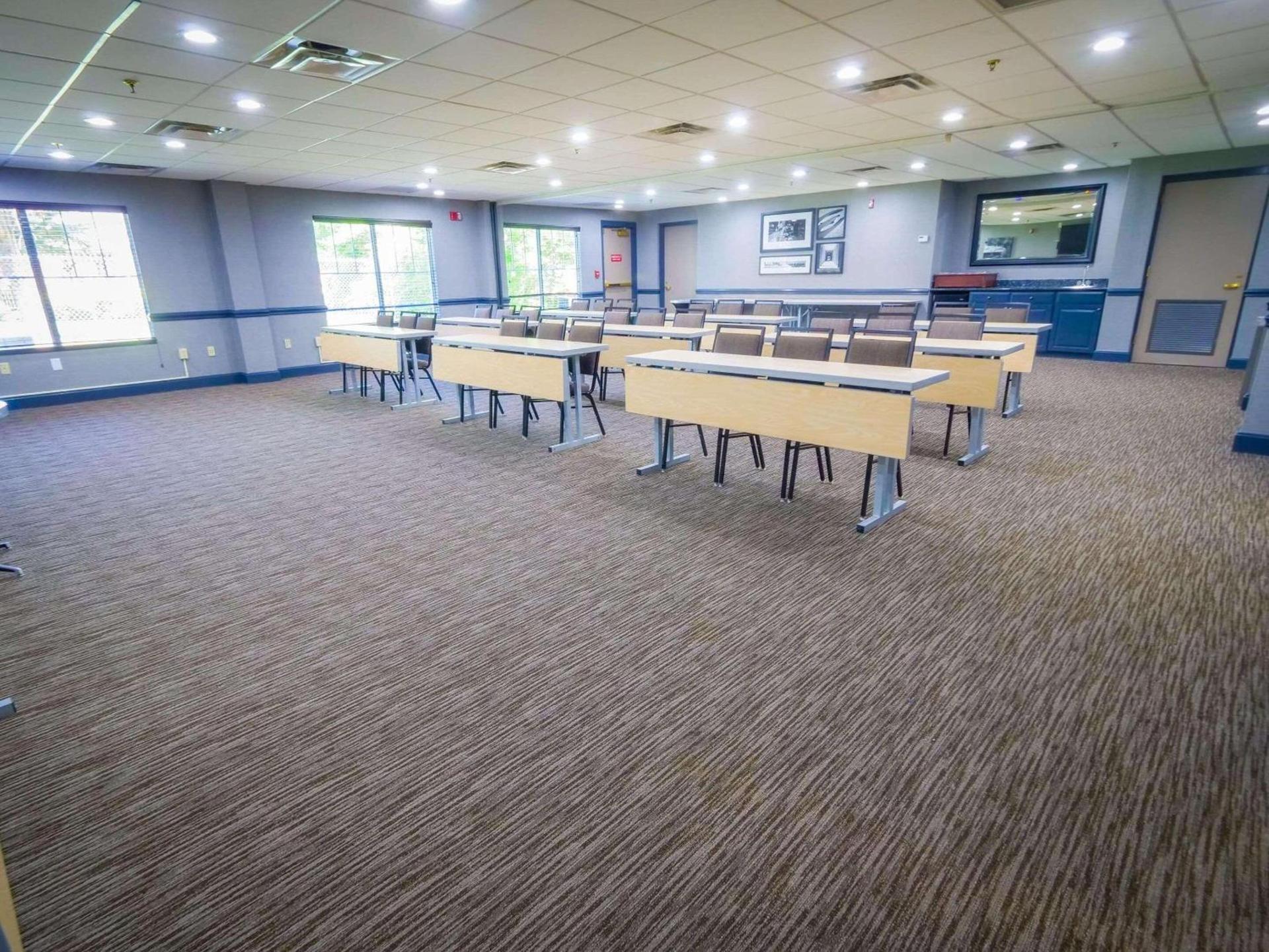 Country Inn & Suites by Radisson, Burlington Elon , NC photo 16