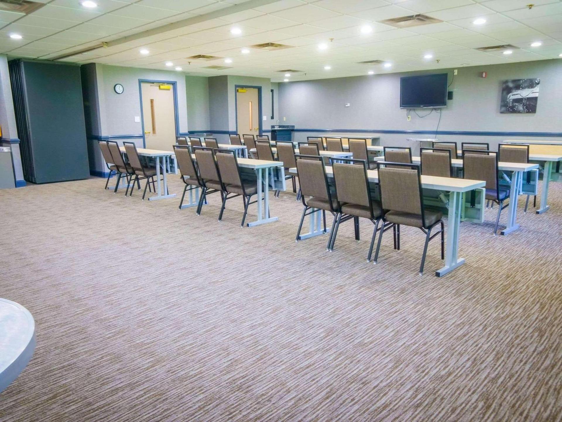 Country Inn & Suites by Radisson, Burlington Elon , NC photo 17