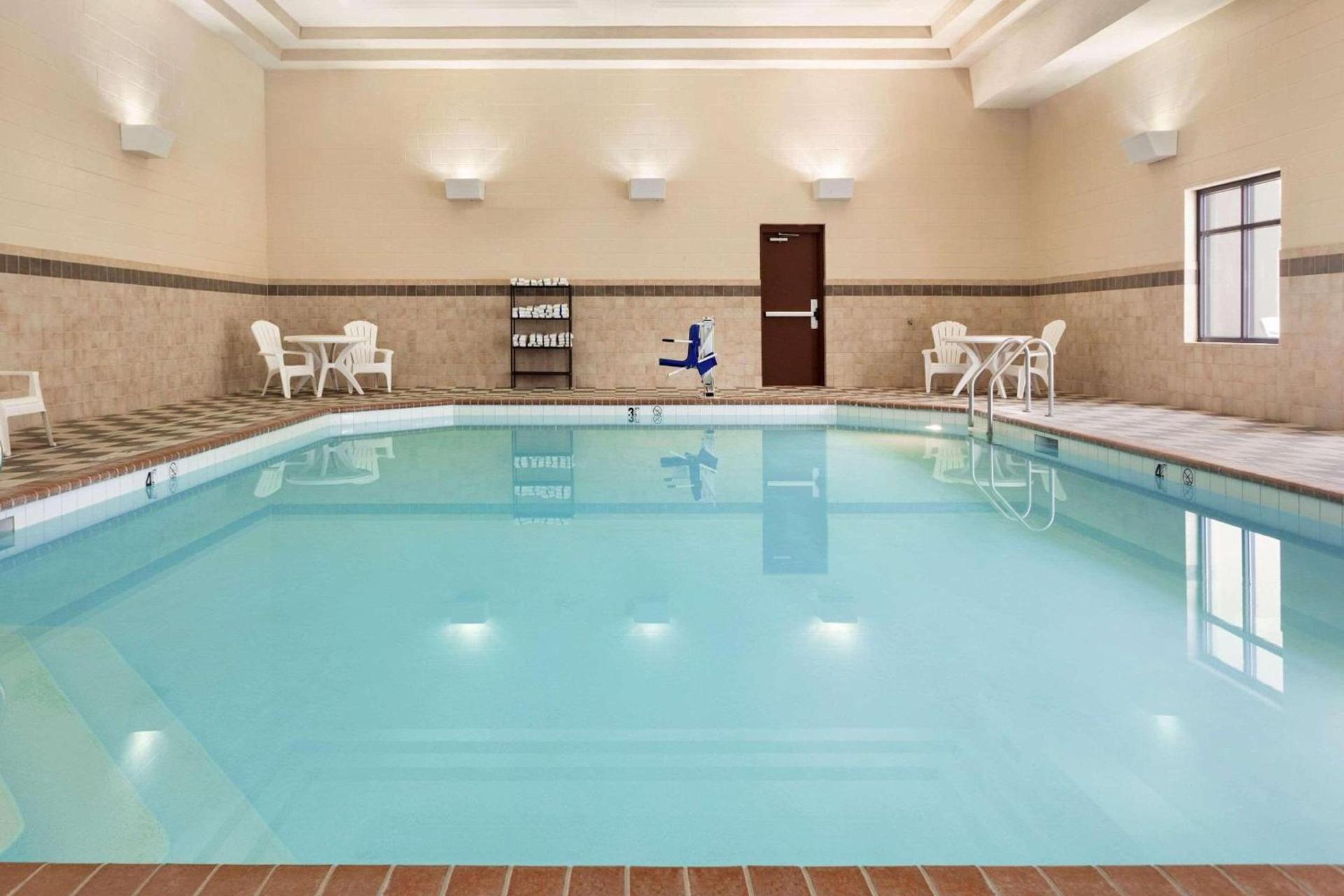 Country Inn & Suites by Radisson, Lincoln North Hotel and Conference Center, NE photo 11