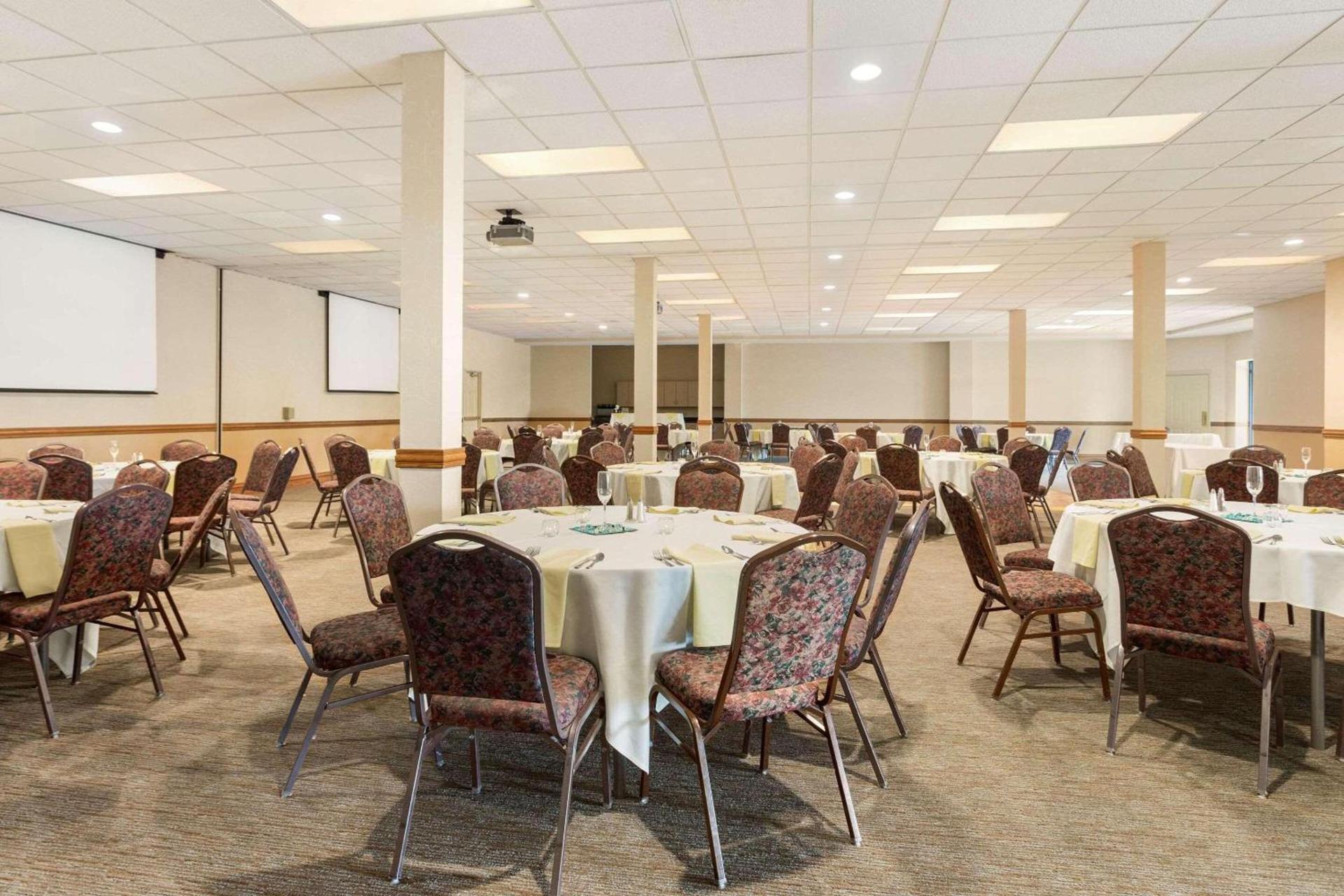 Country Inn & Suites by Radisson, Lincoln North Hotel and Conference Center, NE photo 14
