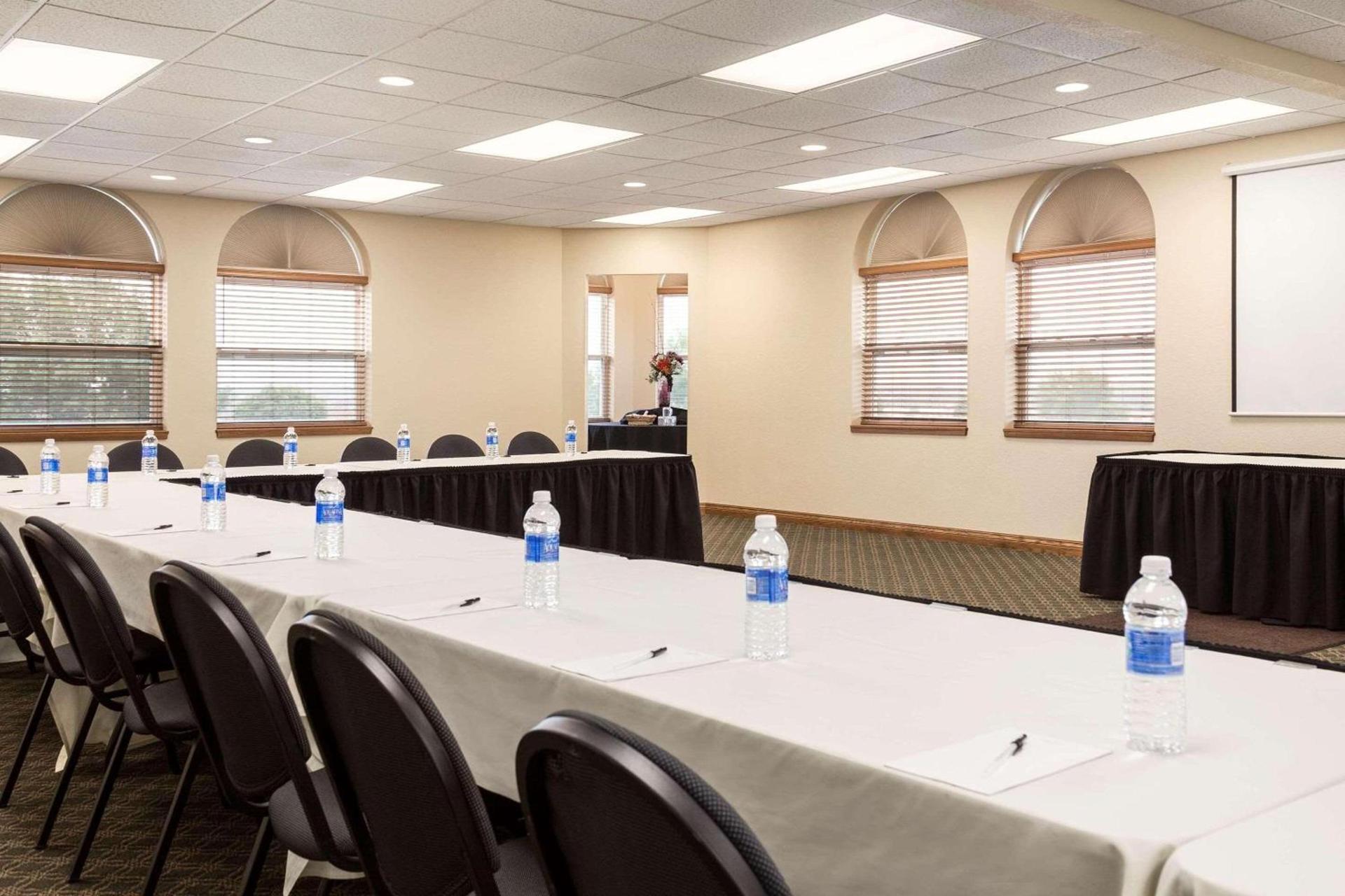 Country Inn & Suites by Radisson, Lincoln North Hotel and Conference Center, NE photo 16