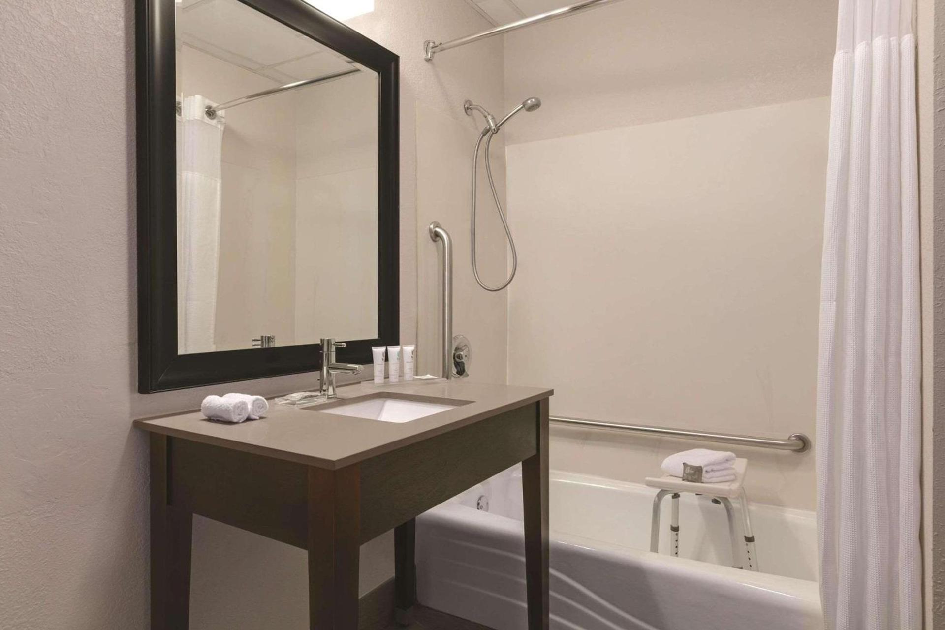 Country Inn & Suites by Radisson, Port Clinton, OH photo 7