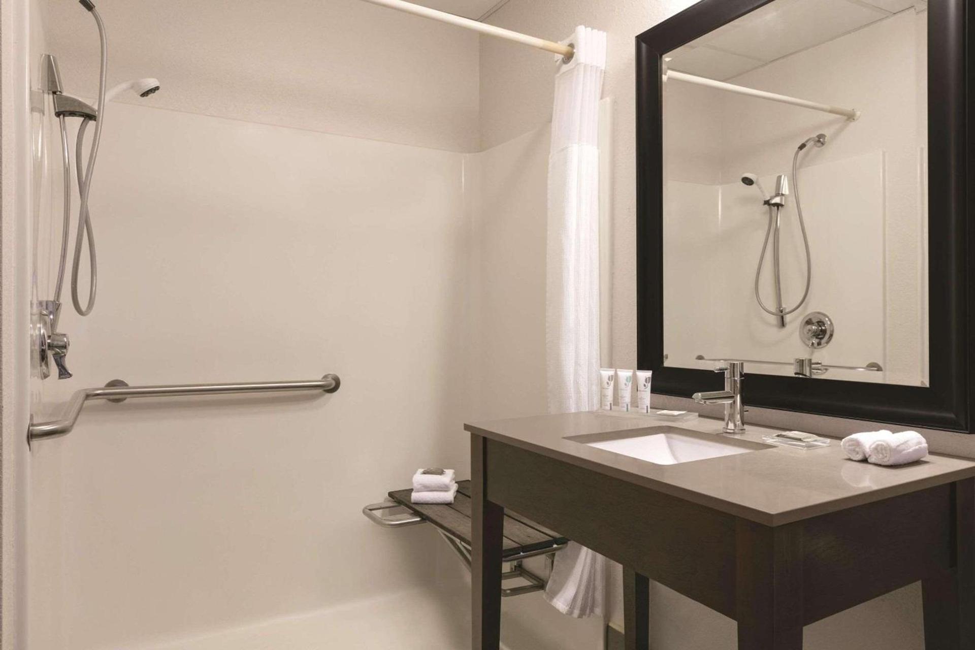 Country Inn & Suites by Radisson, Port Clinton, OH photo 6