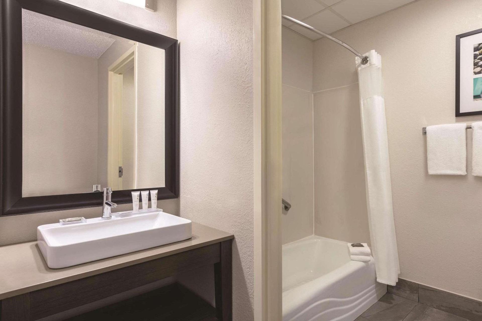 Country Inn & Suites by Radisson, Port Clinton, OH photo 8