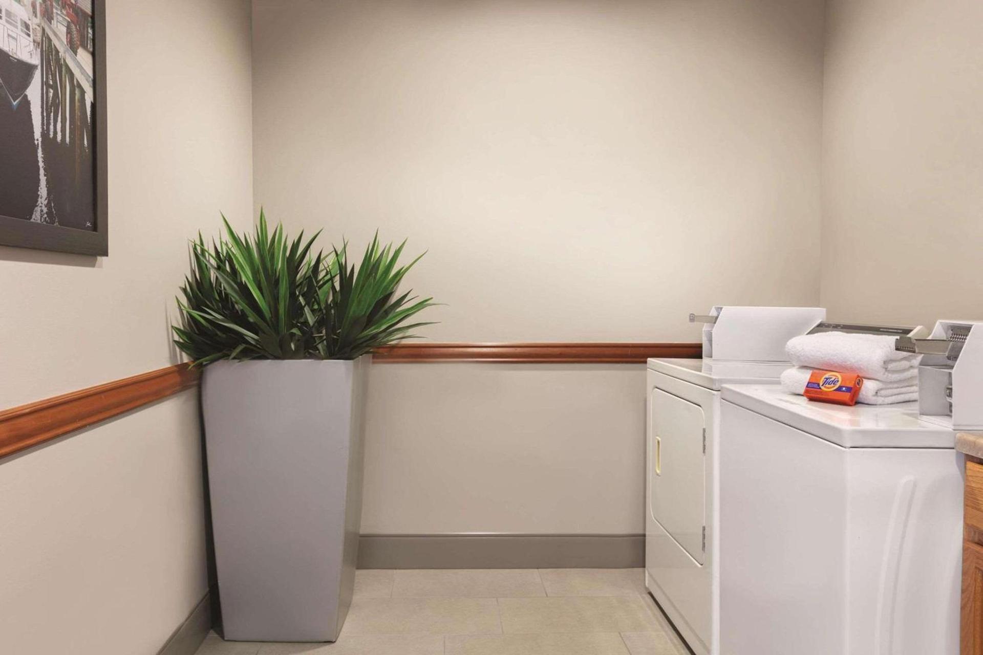 Country Inn & Suites by Radisson, Port Clinton, OH photo 15